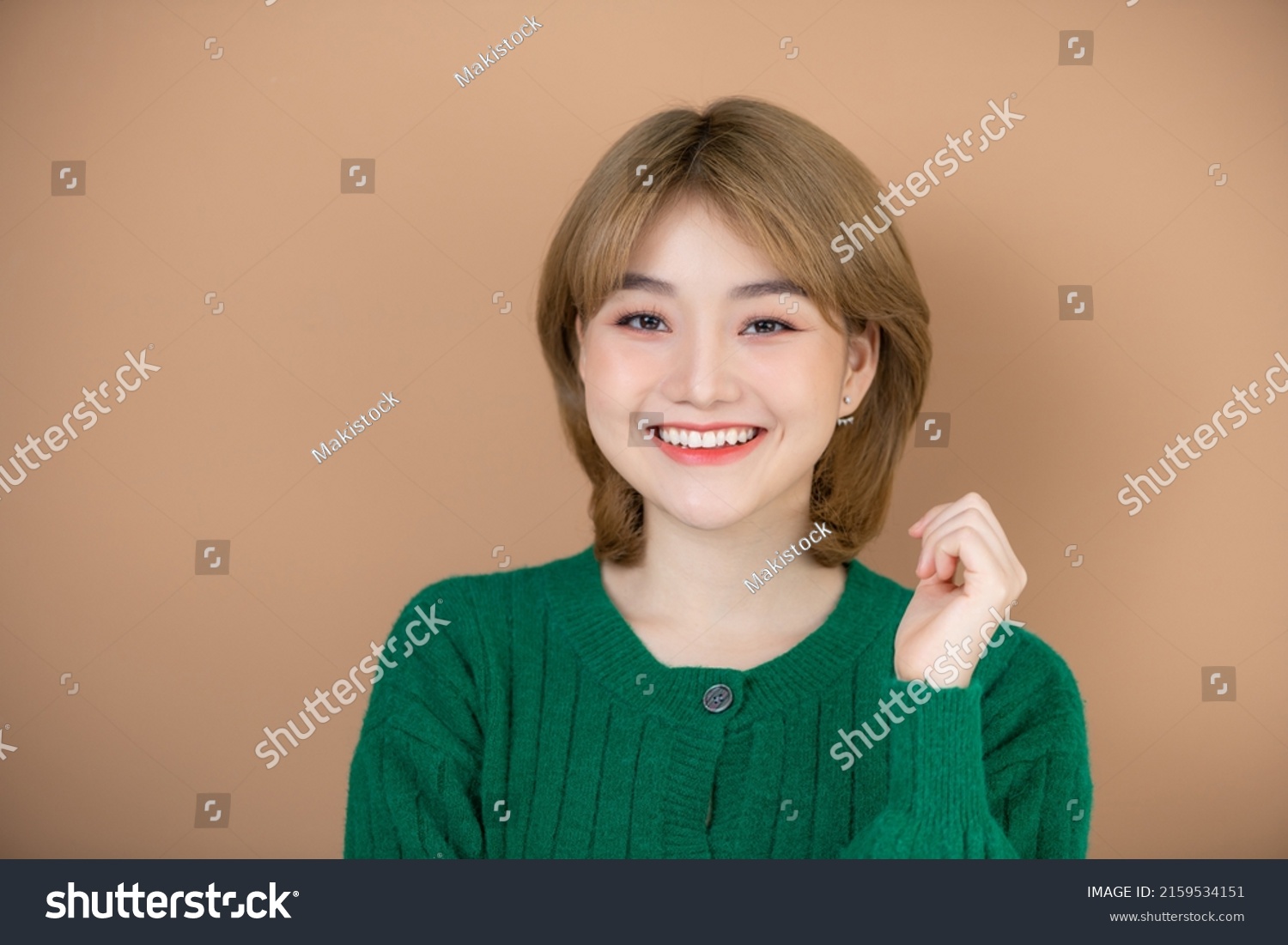 Photo portrait smiling woman wearing green sweater isolated beige color background