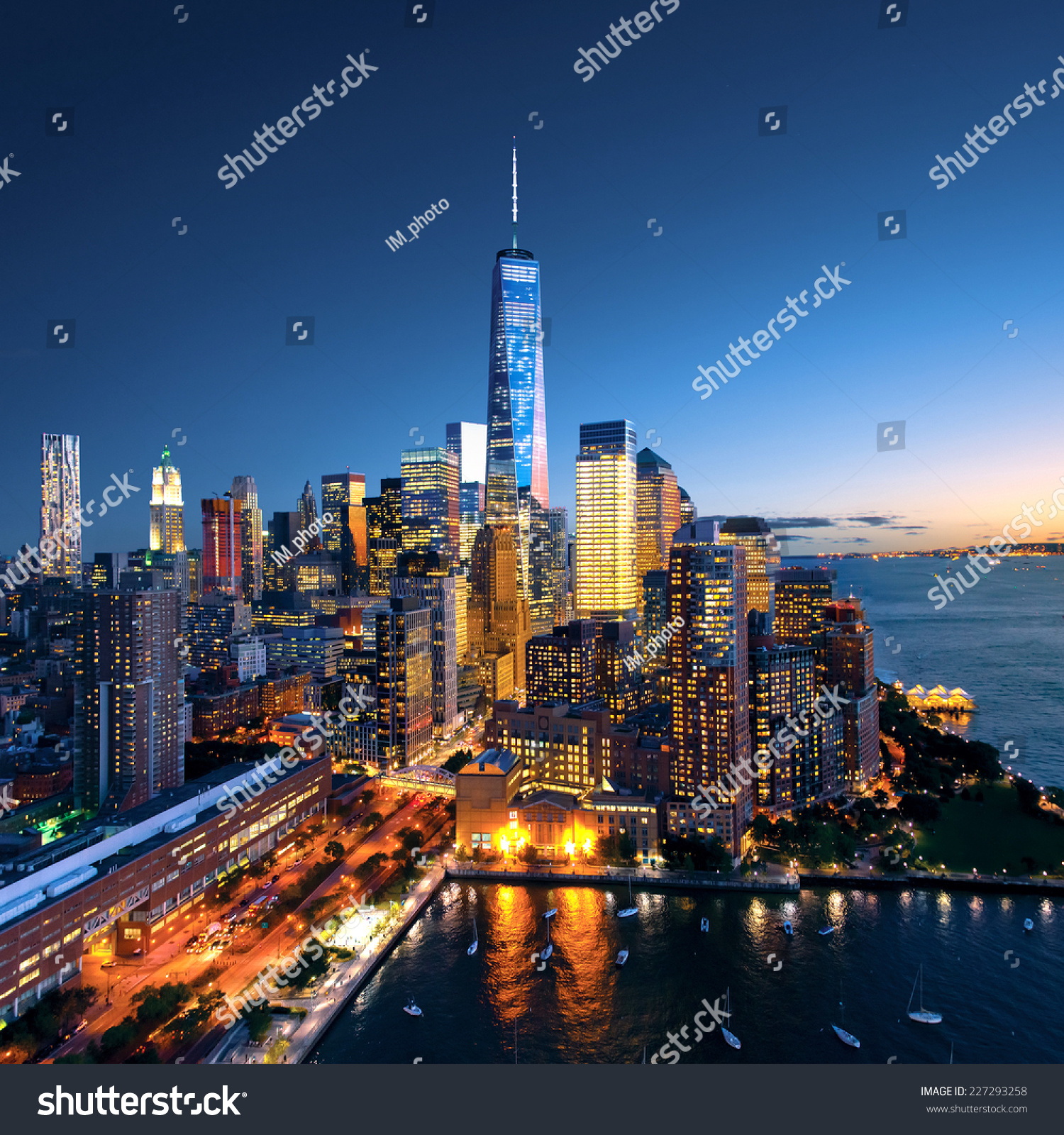 纽约 - 曼哈顿的美丽五颜六色的日落