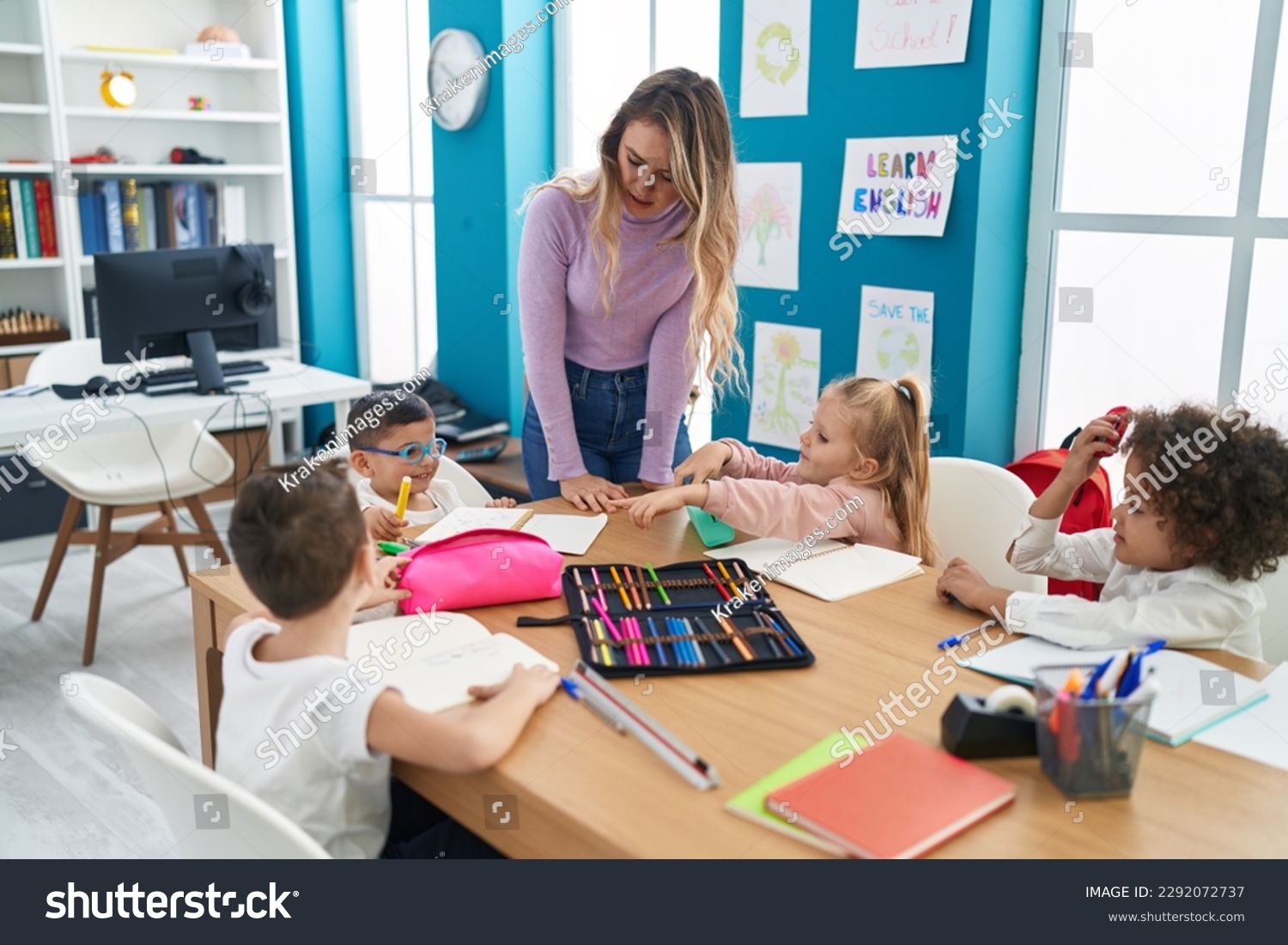 Woman and group of kids having lesson sitting on table at classroom_站酷海 ...