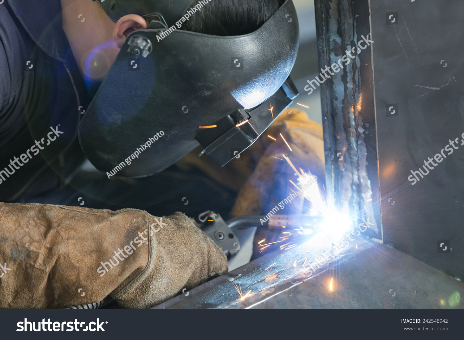 operator welding steel construction by MIG welding machine_站酷海洛_正版图片_视频 ...
