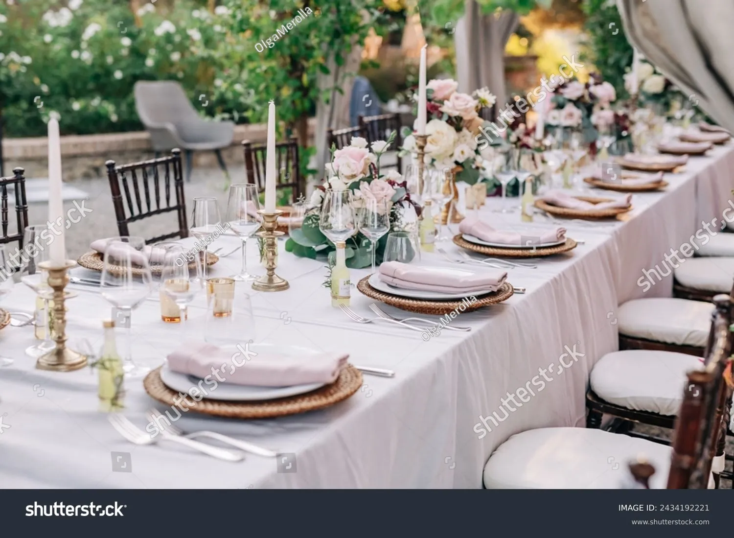 Beautiful romantic elegant wedding decor for a luxury dinner in Italy ...