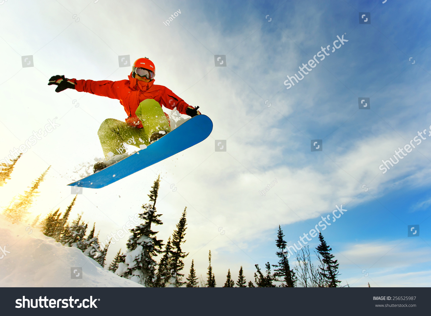 滑雪者在背景中以深蓝天跳过空气