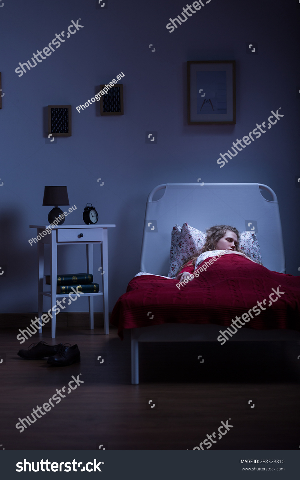 Young girl is sleeping alone in her apartament _站酷海洛_正版图片_视频_字体_音乐素材交易