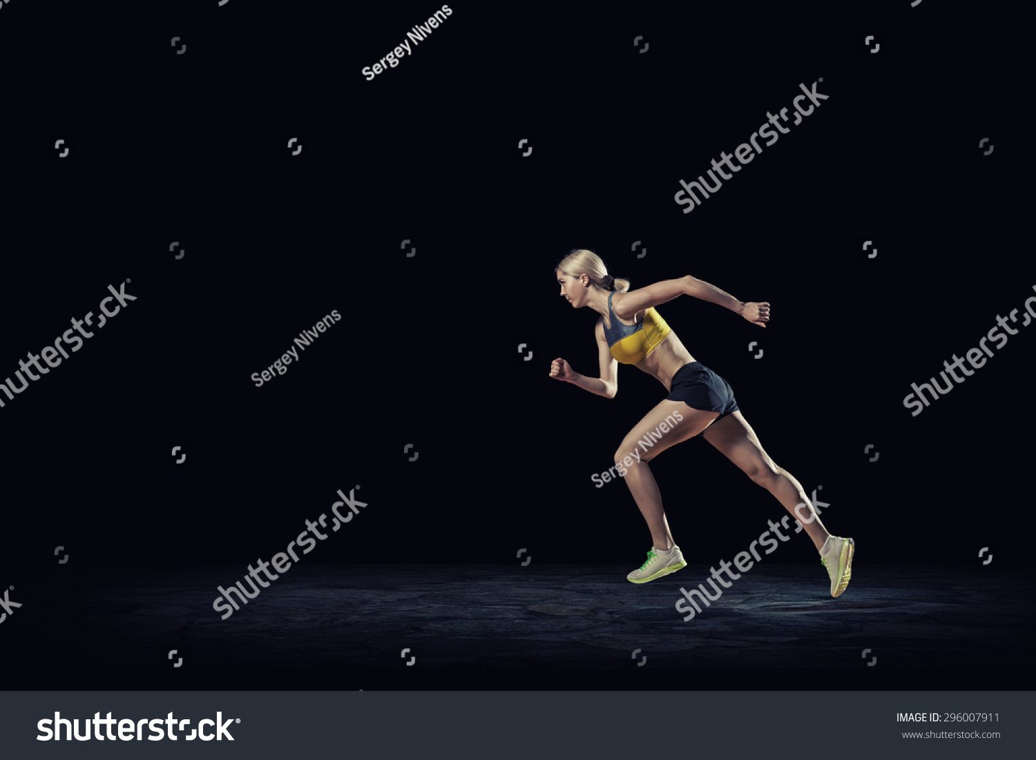 Running woman in sport wear on black background_站酷海洛_正版图片_视频_字体_音乐素材交易 ...