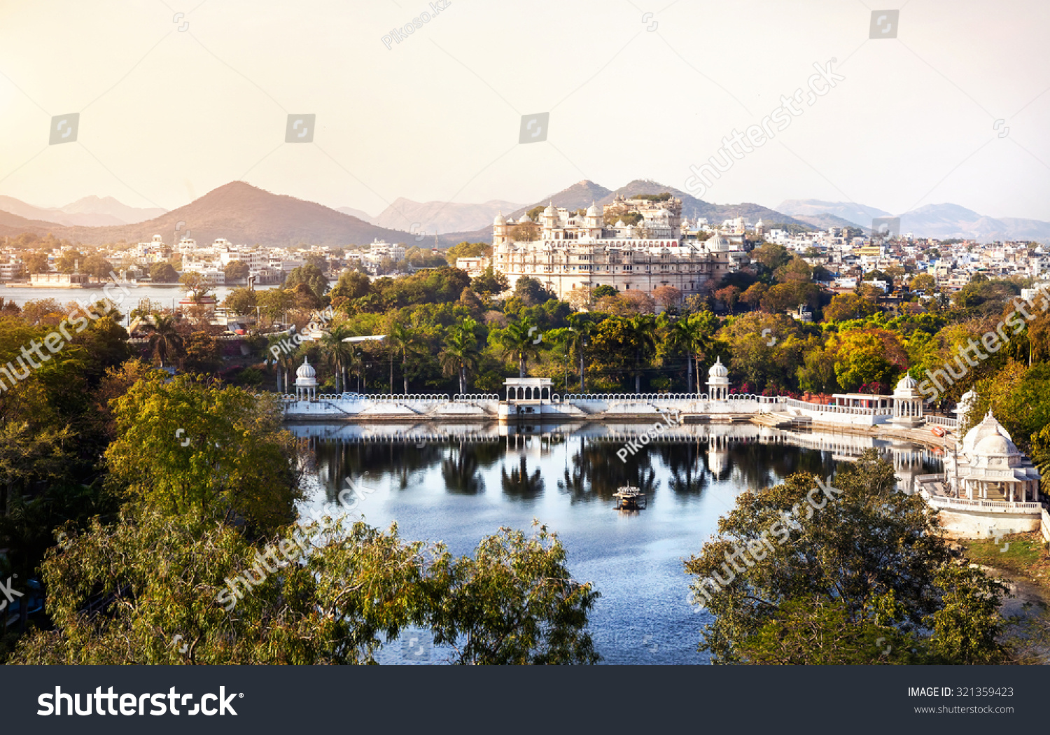 Lake Pichola with City Palace view in Udaipur  Rajasthan  India