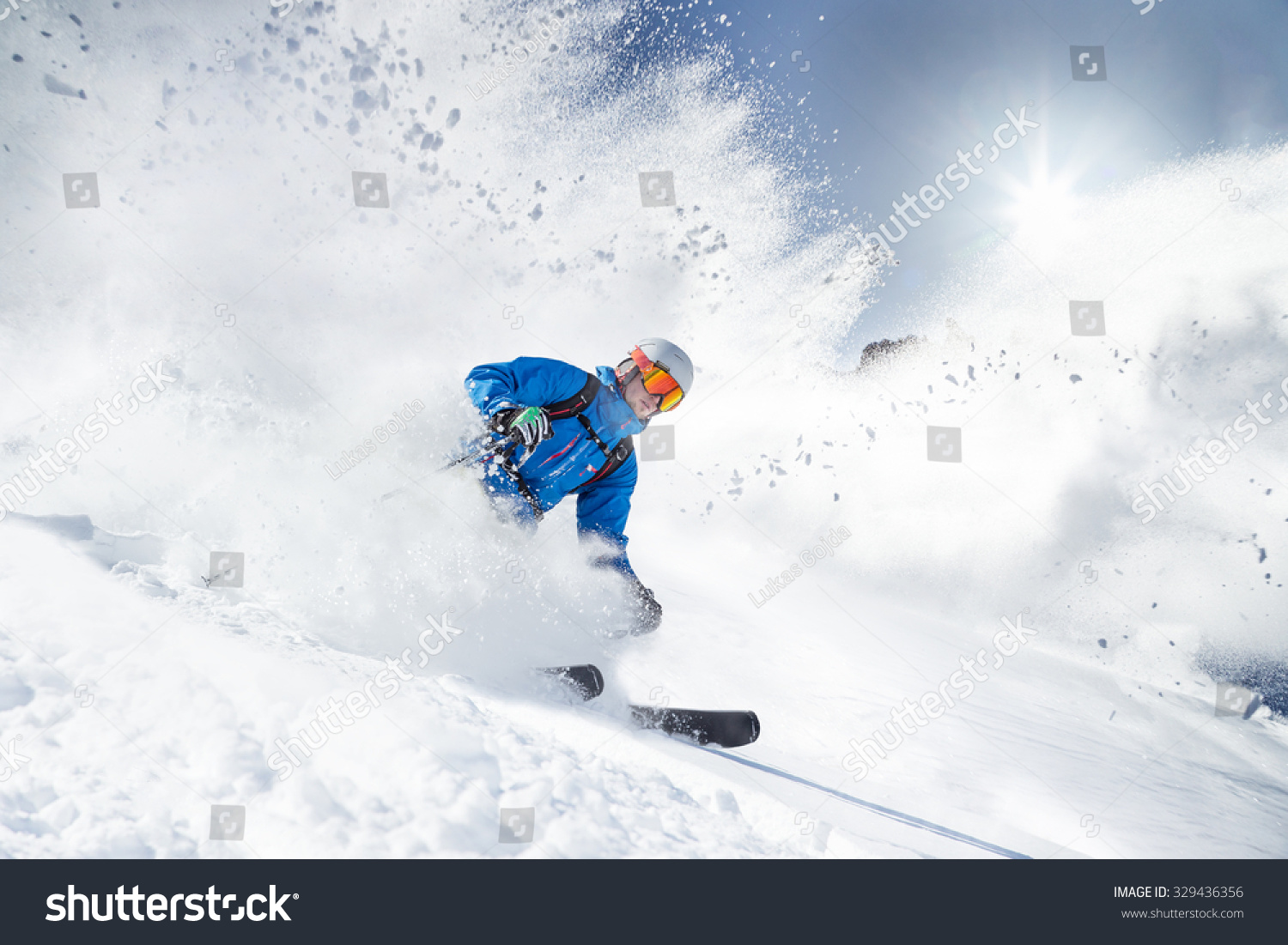 滑雪者在高山的下坡滑雪