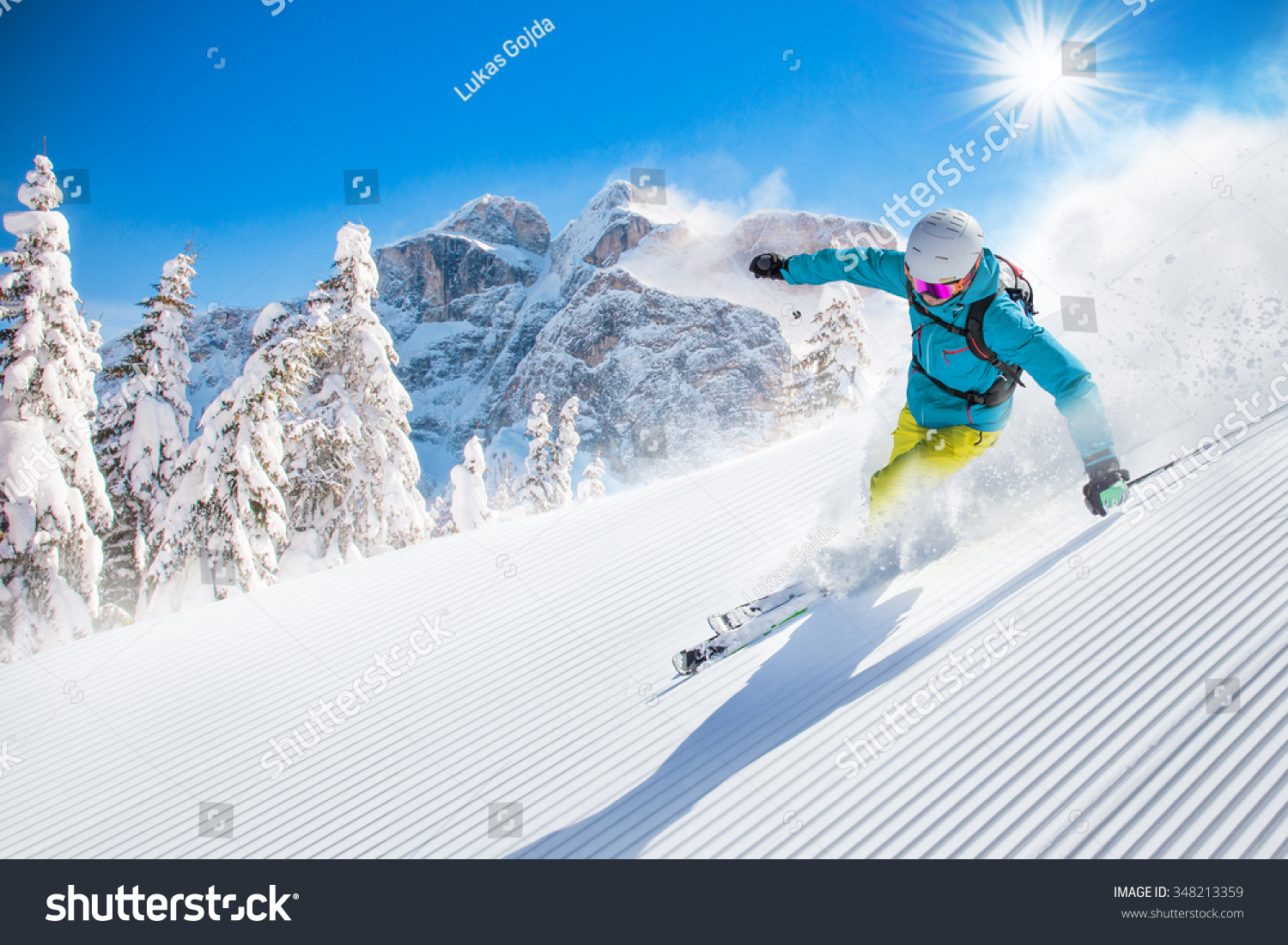滑雪者在高山的下坡滑雪