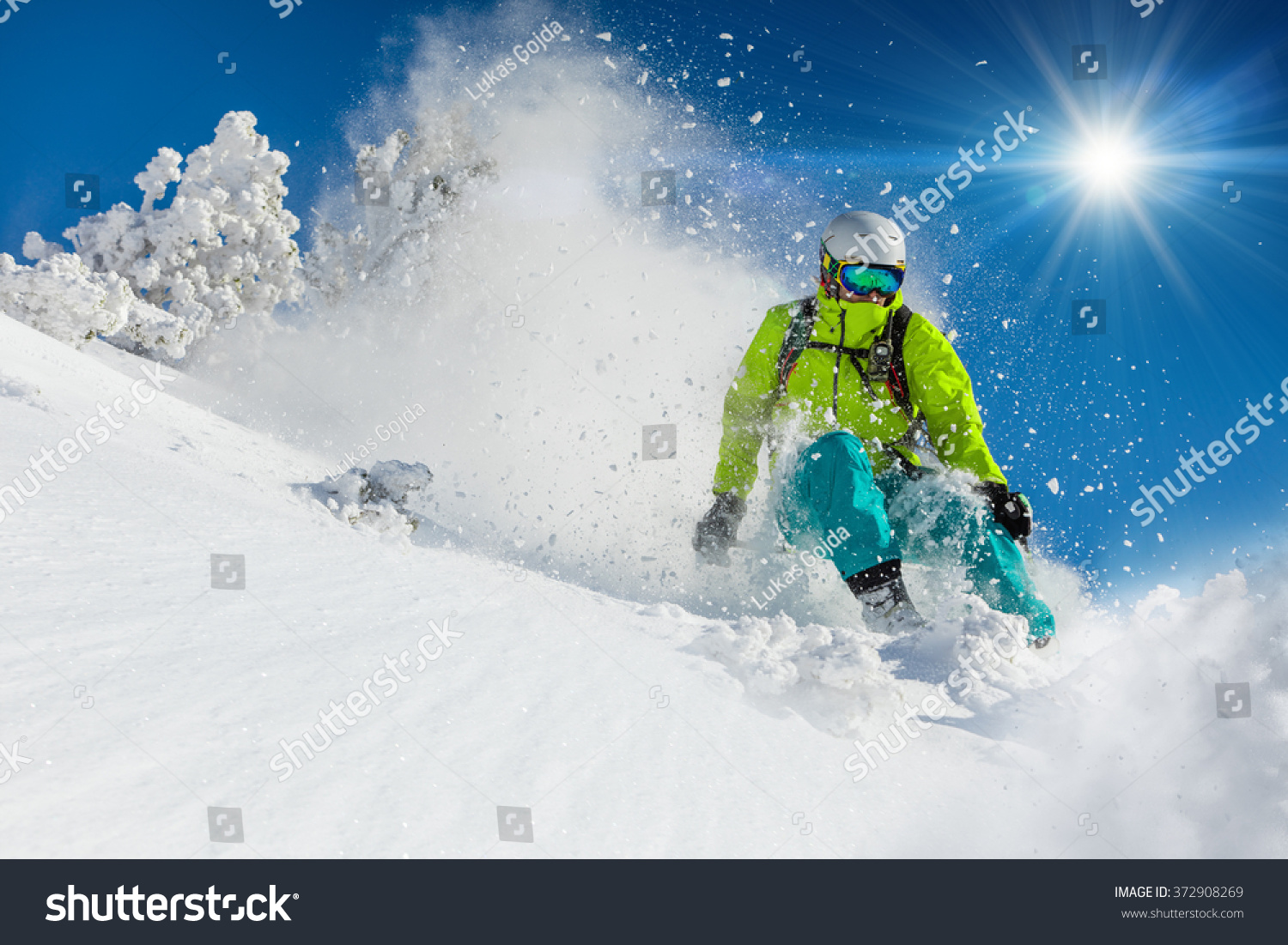 在新鲜的粉末雪中自由式。滑雪。