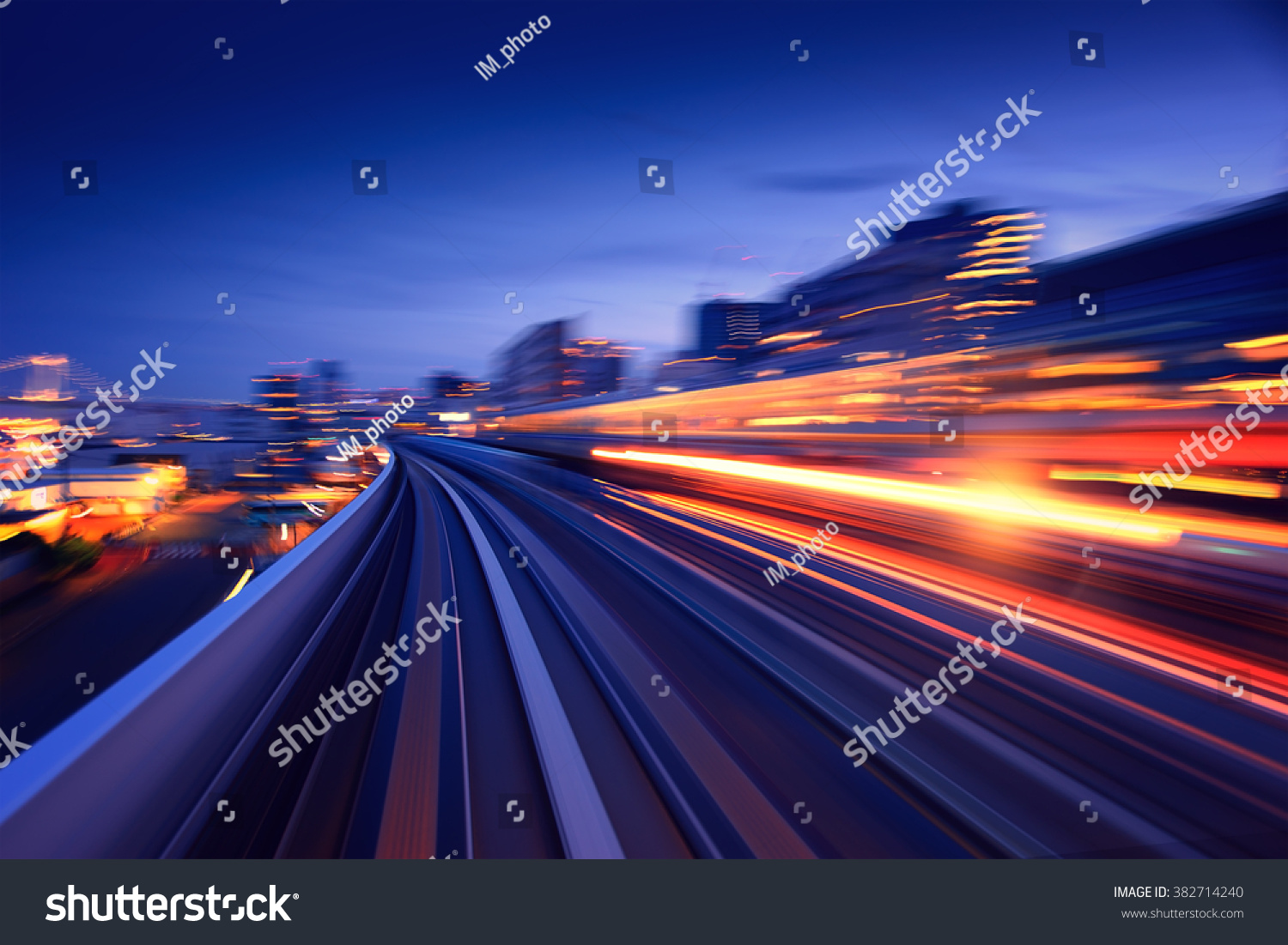 从内部的城市动作模糊的地铁隧道 东京的单轨铁路