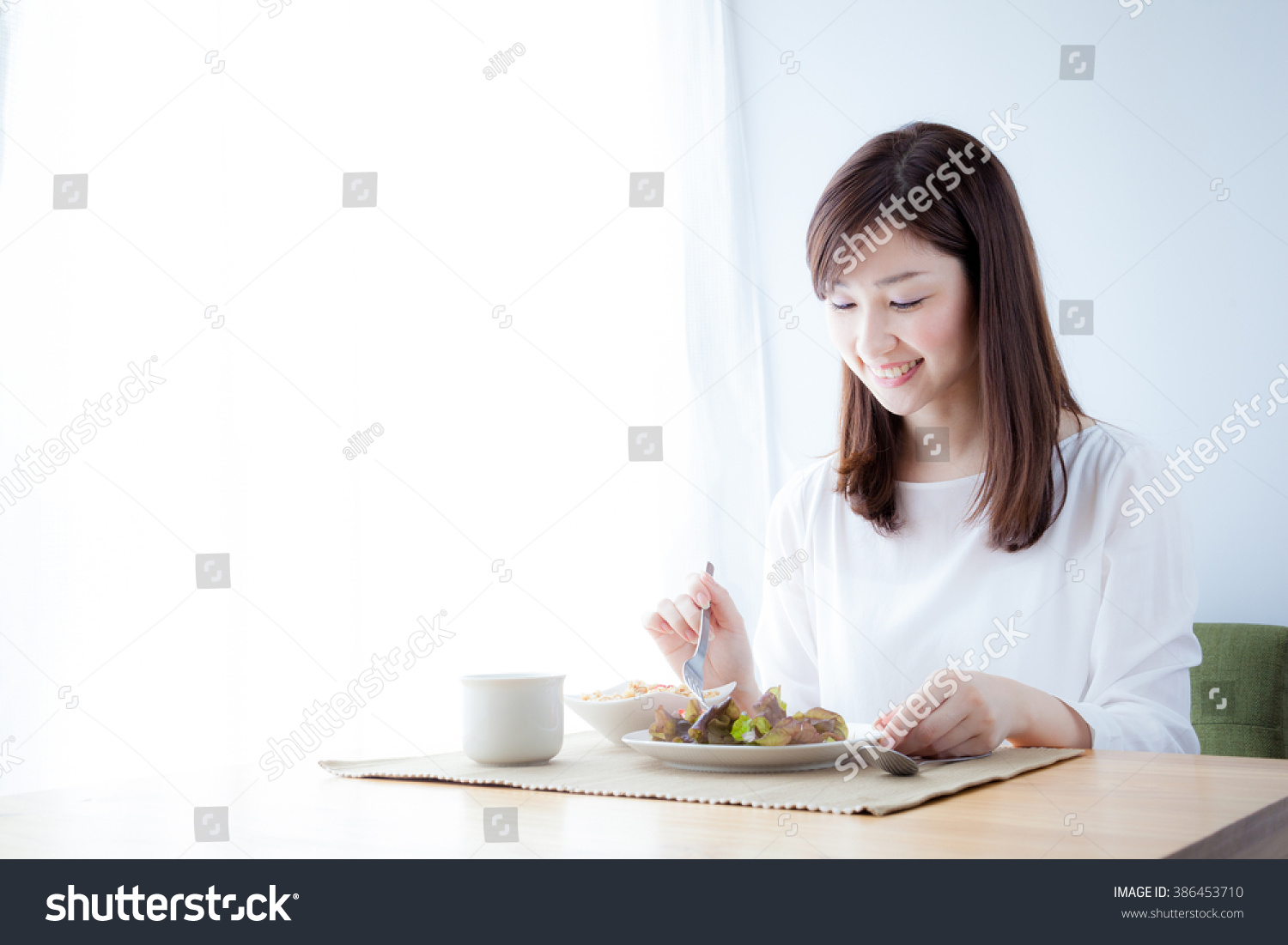Women who eat breakfast  vegetables