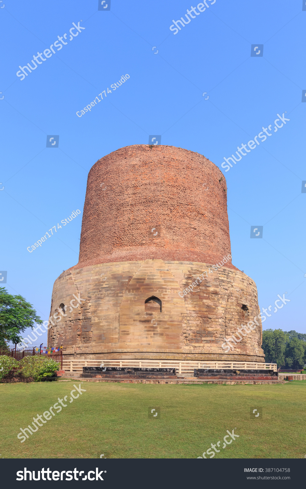 Dhamekh Stupa at Sarnath  Varanasi  India.