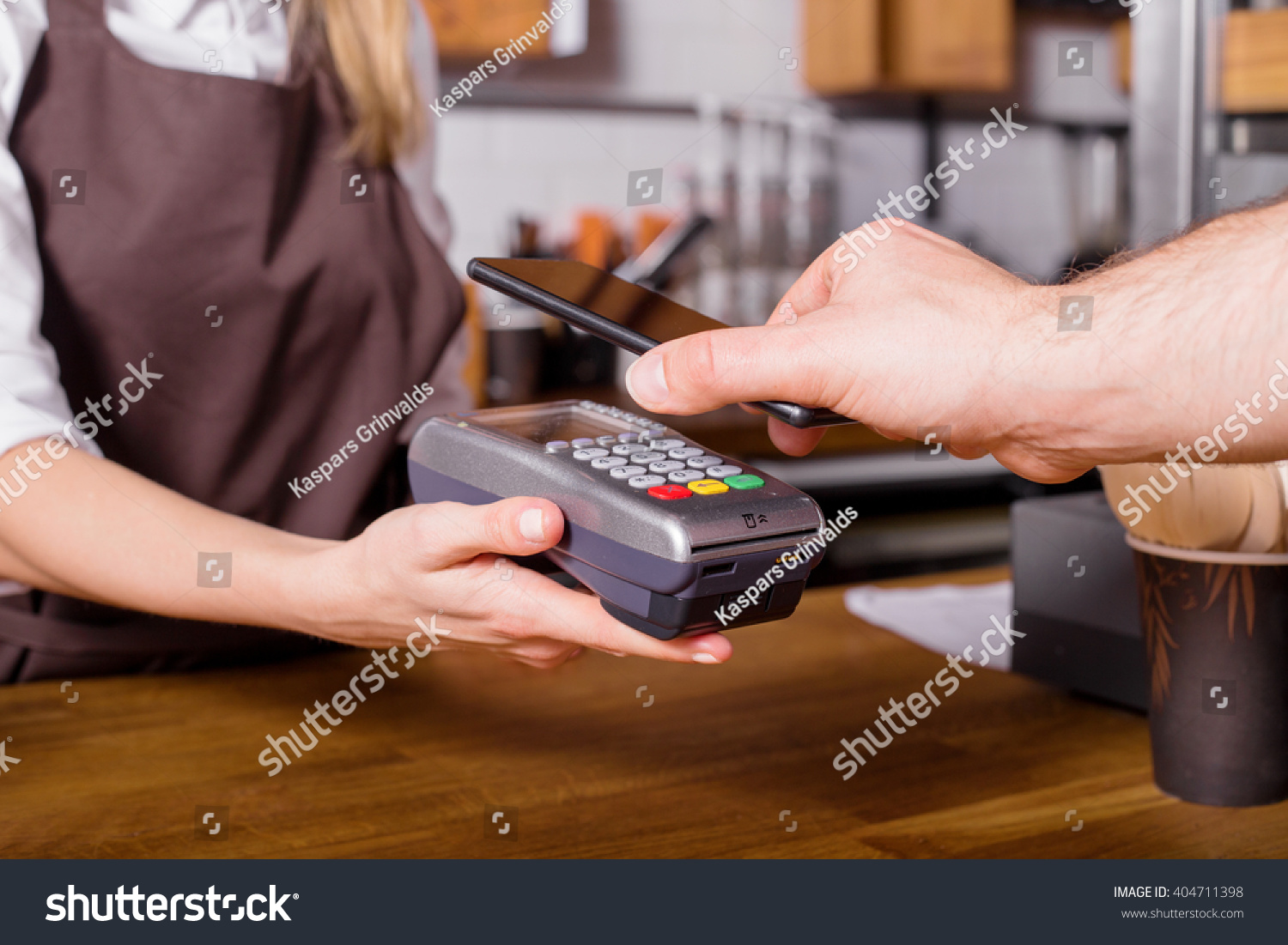 Costumer scanning phone to pay