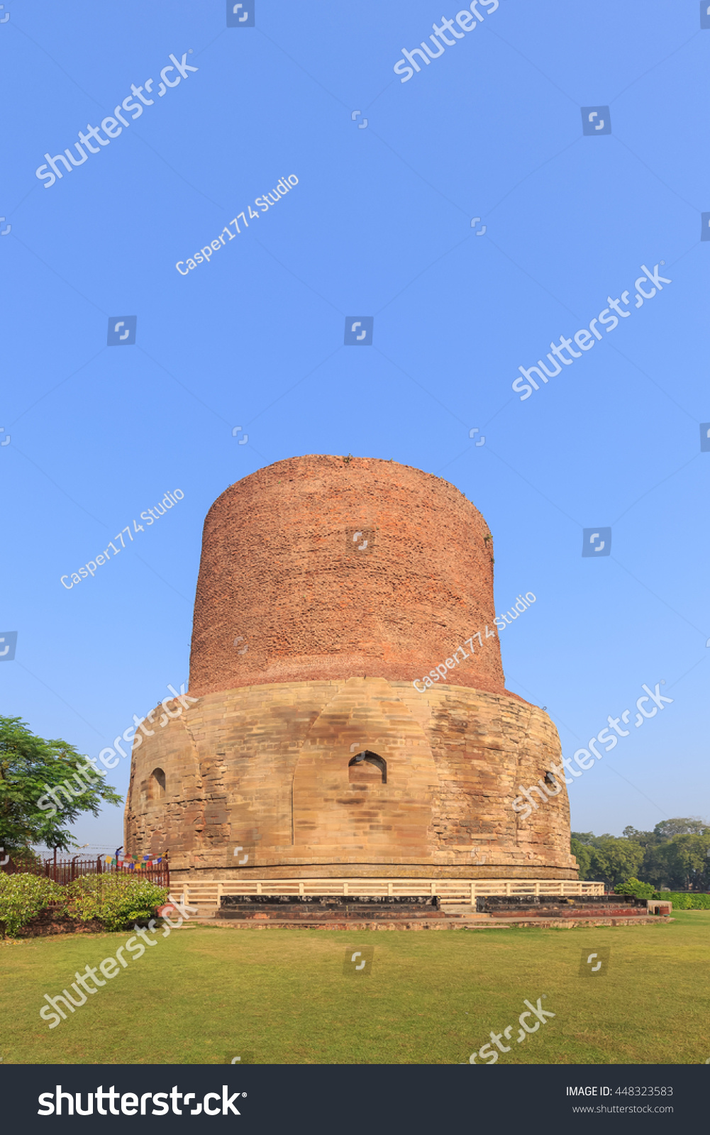 Dhamekh Stupa at Sarnath  Varanasi  India.