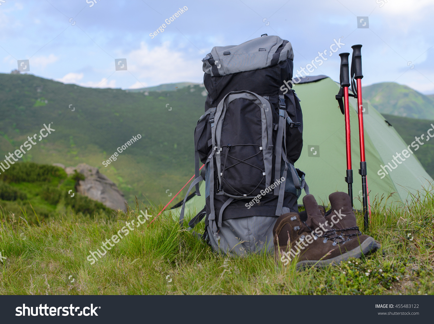 Perfect camping. Close up of backpack rucksack in mountains. Camping ...