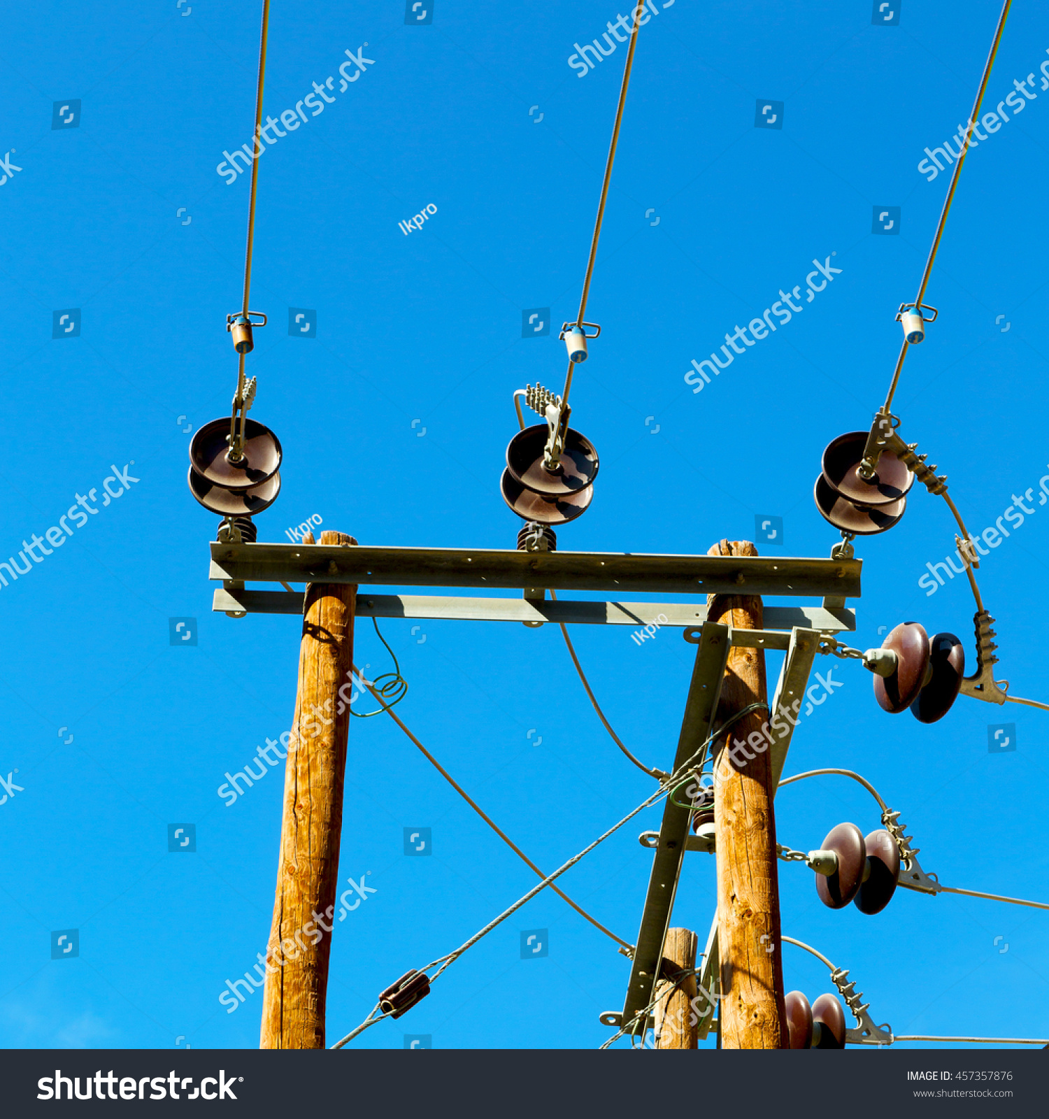 wood pylon energy and current line in oman the electric cable_站