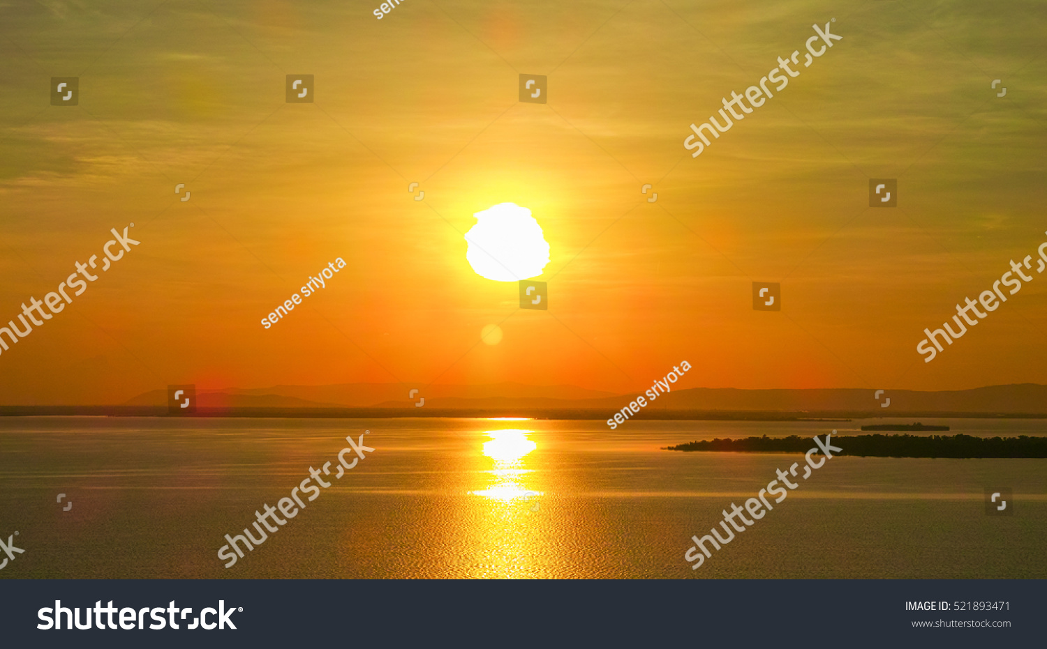 Scenic view of beautiful sunset above the sea