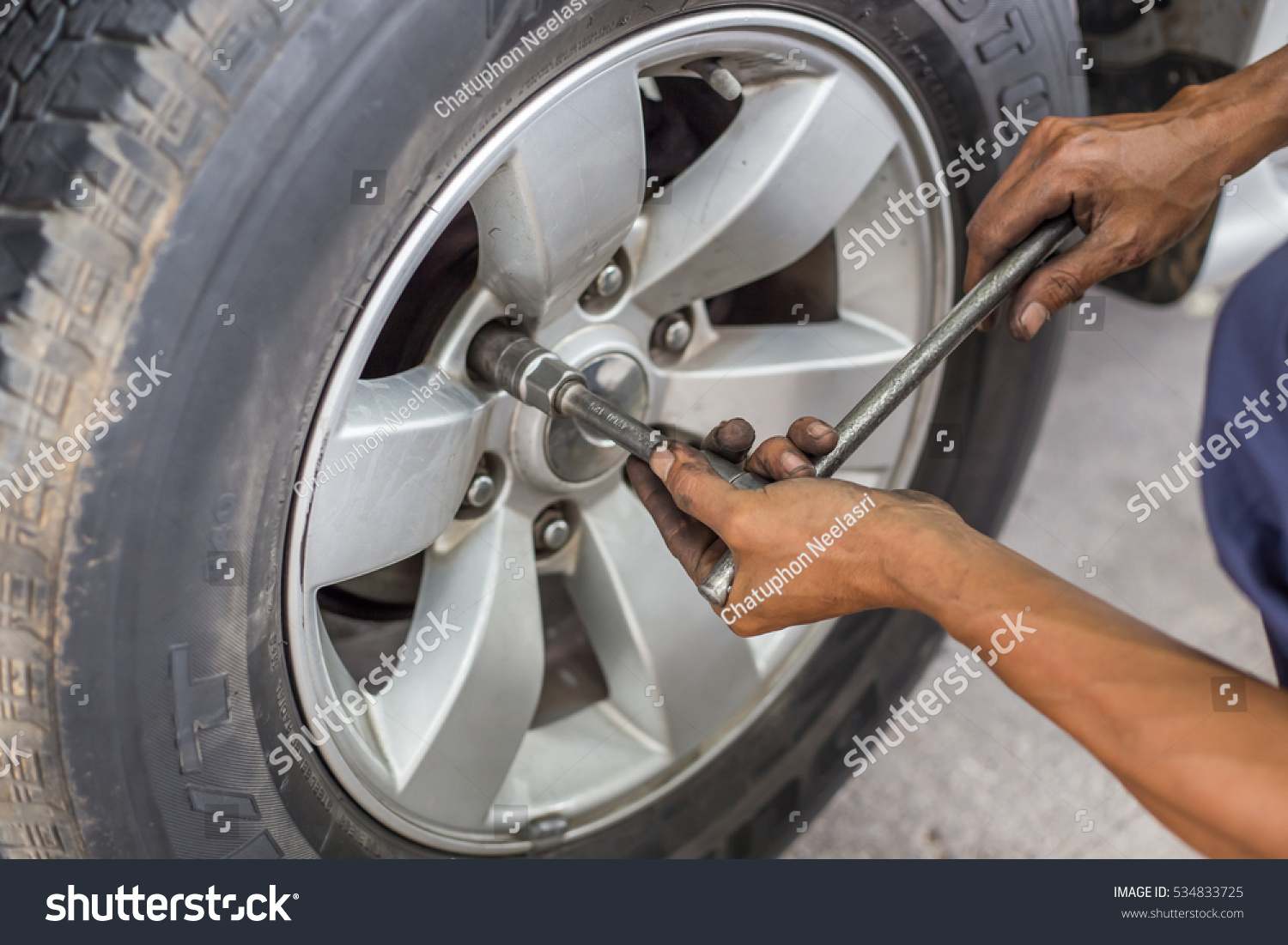 working Unscrew wheel wrench hand Turn the nut jack lift liftwheel