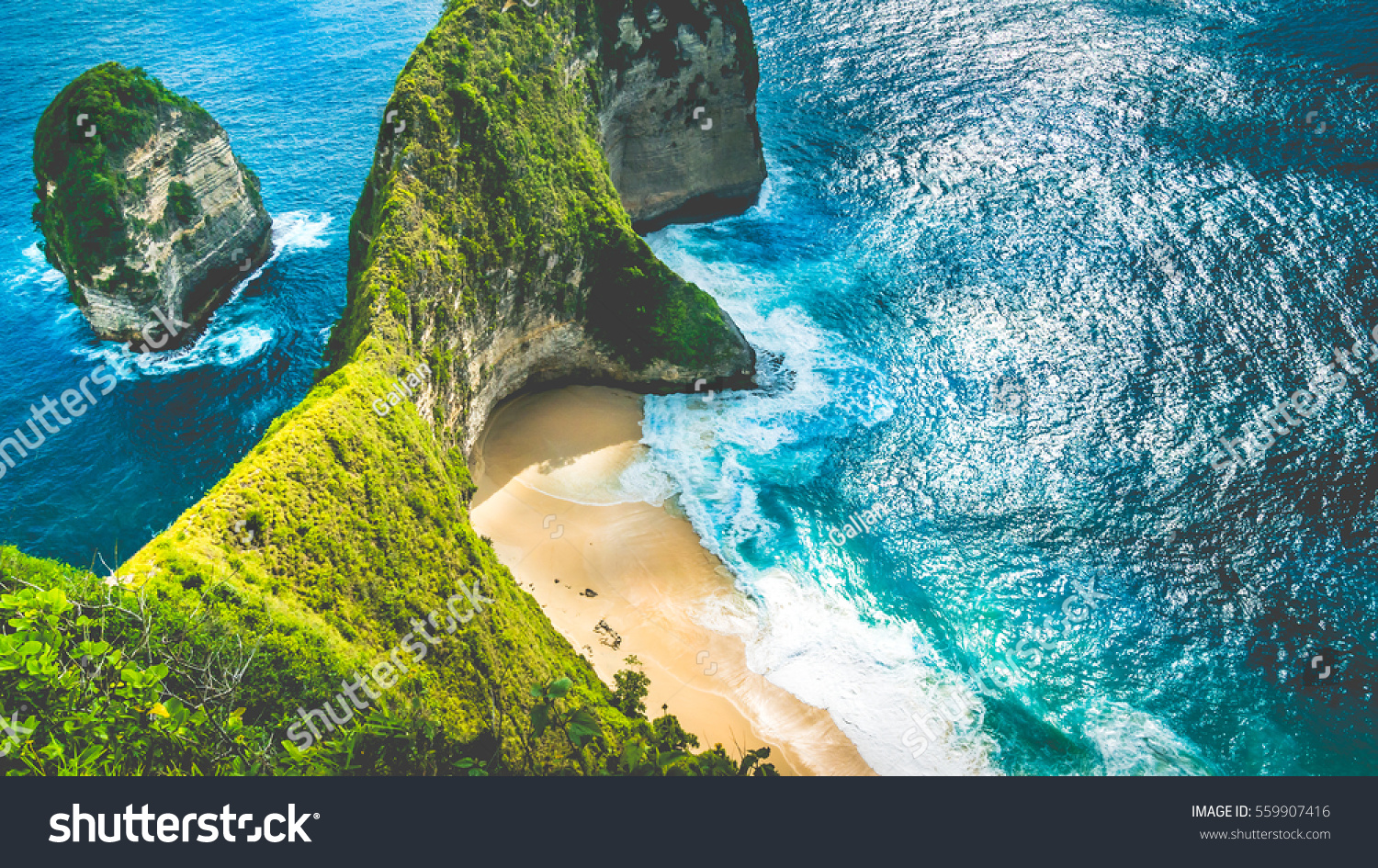 Manta Bay or Kelingking Beach on Nusa Penida Island  Bali  Indonesia