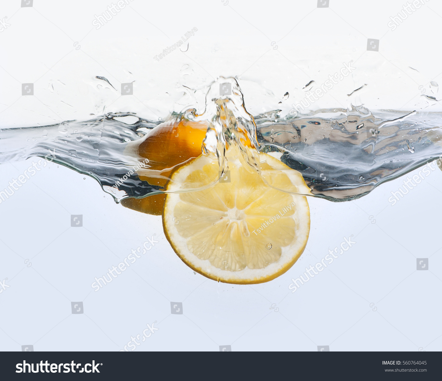 lemon in water