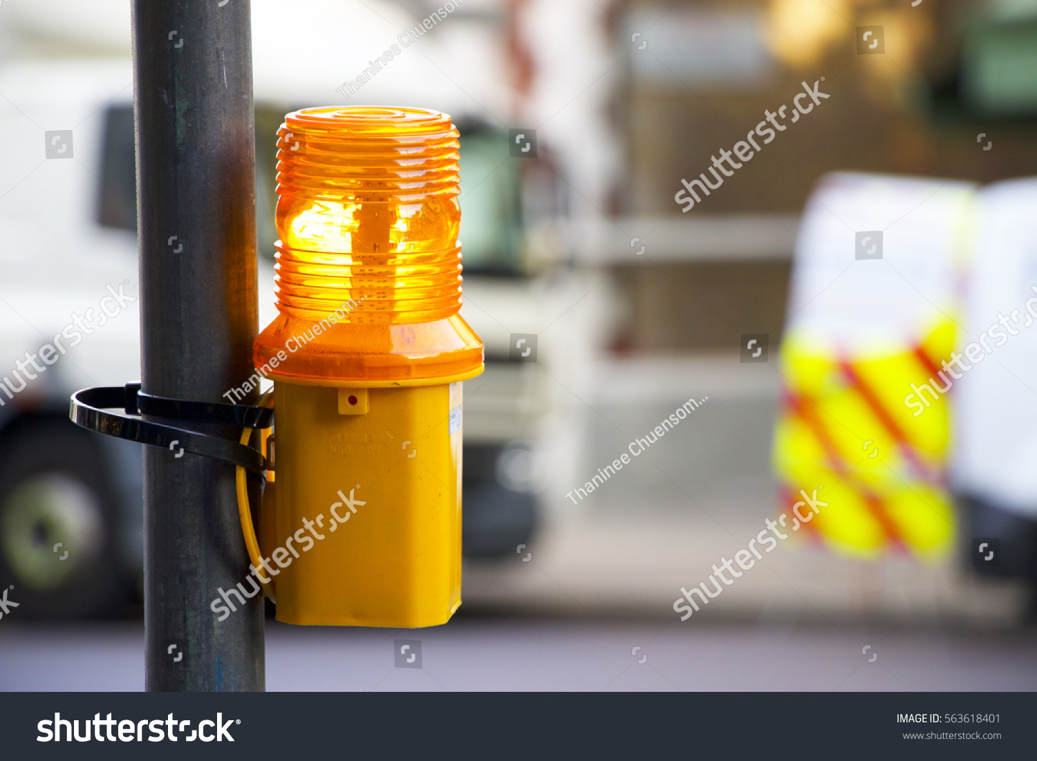 Street safety light at the post_站酷海洛_正版图片_视频_字体_音乐素材交易平台_站酷旗下品牌