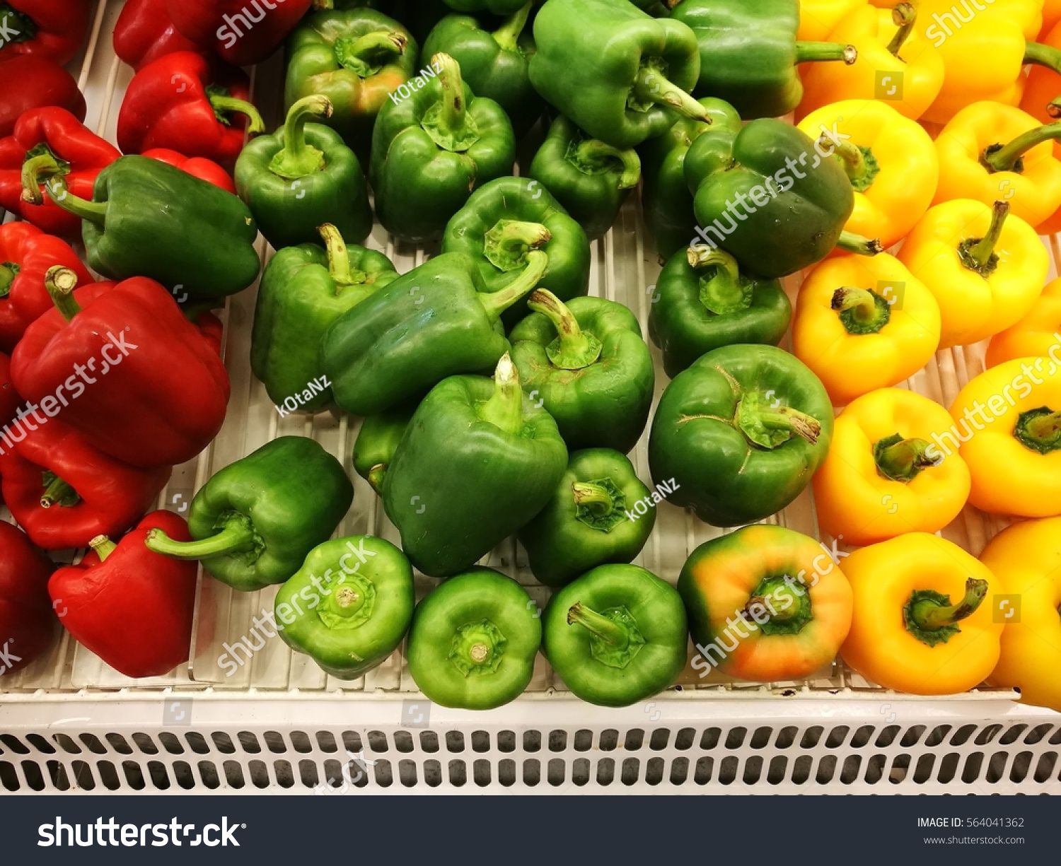 redgreenandyellowbellpepperonshelfinsupermarket