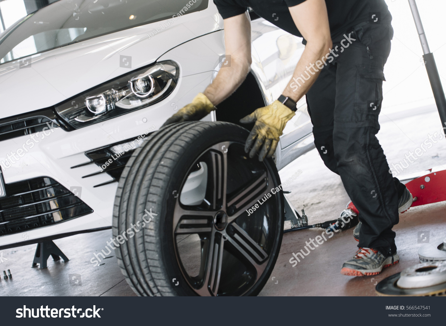 mechanical in its workshop which replaces tires