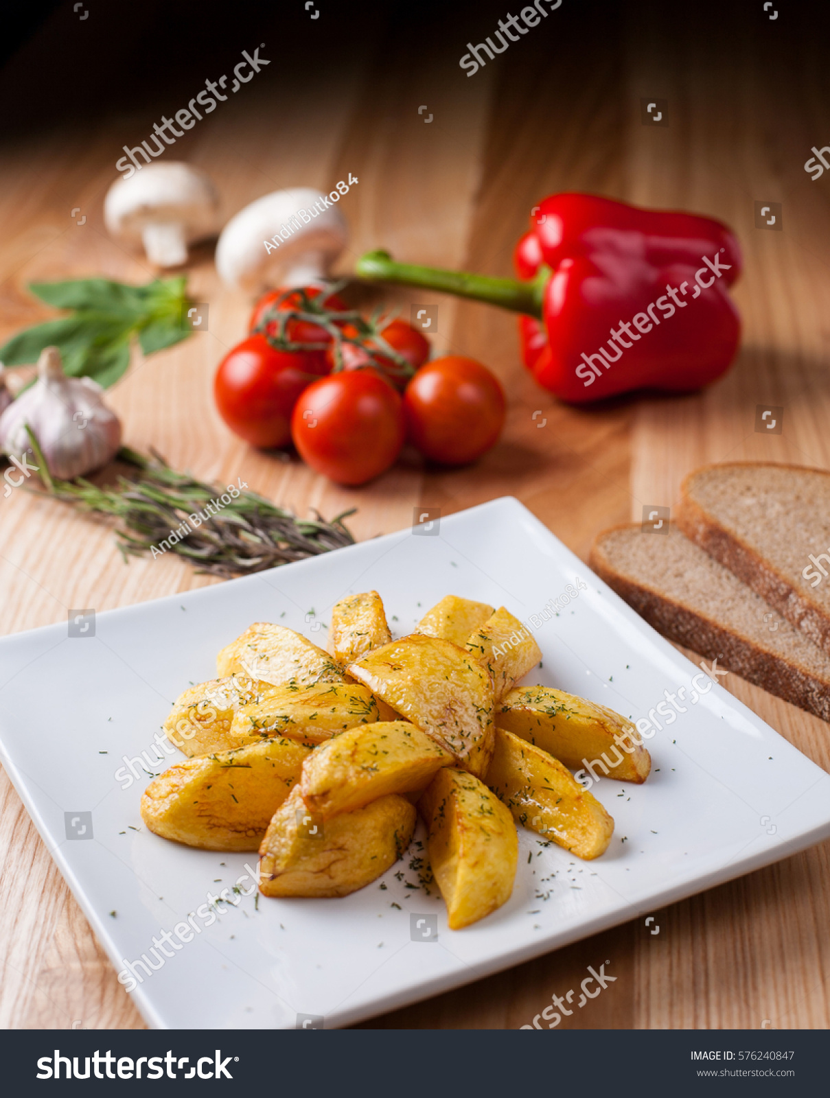 bakedpotatoesonawhiteplateonawoodentablewithdecor