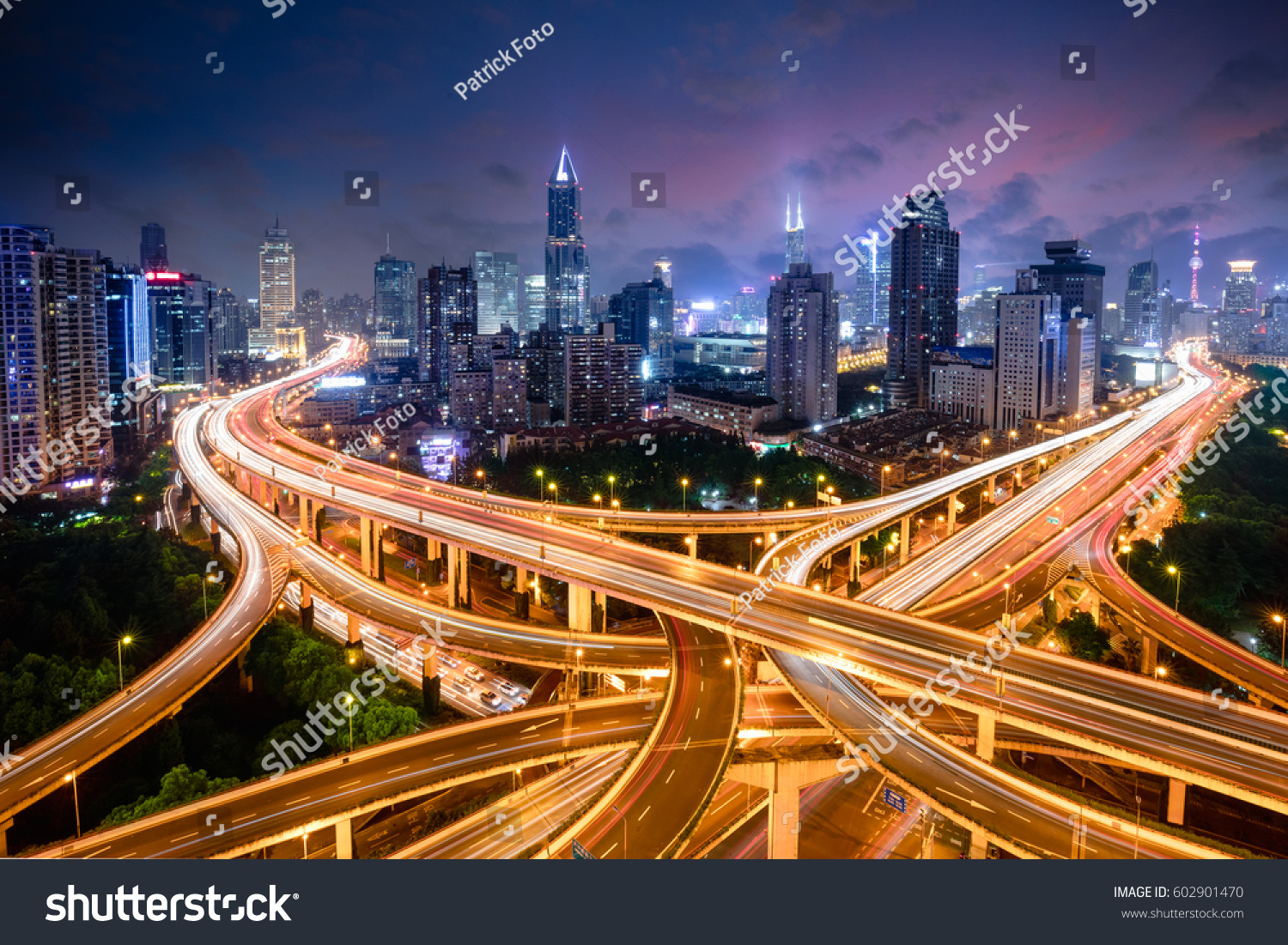 上海上海夜间上海公路交界处和上海中国上海的互换立交桥
