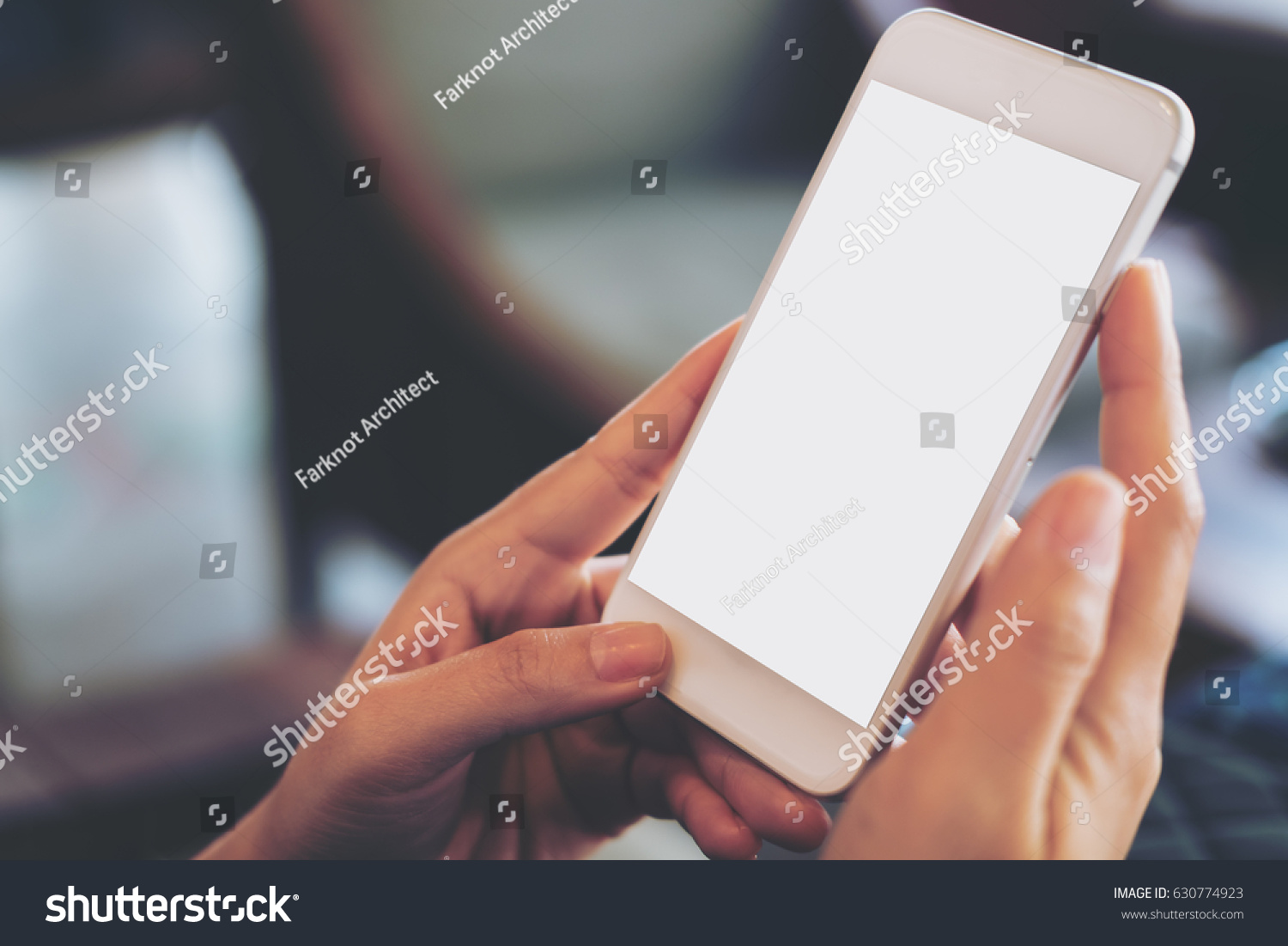 用空白的白色屏幕手机在复古咖啡厅中手机的模型图像