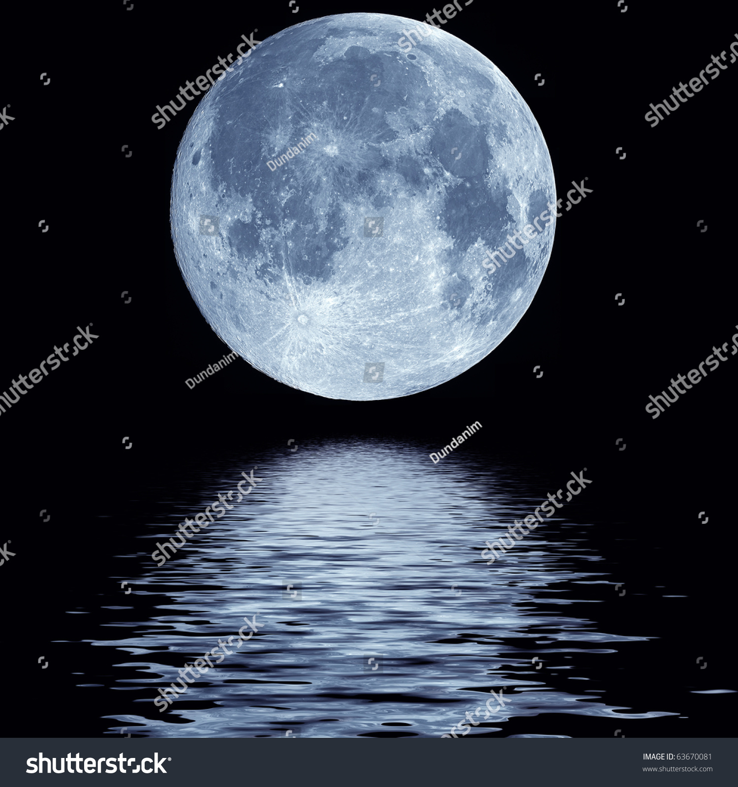 全蓝色月亮在寒冷的夜水上