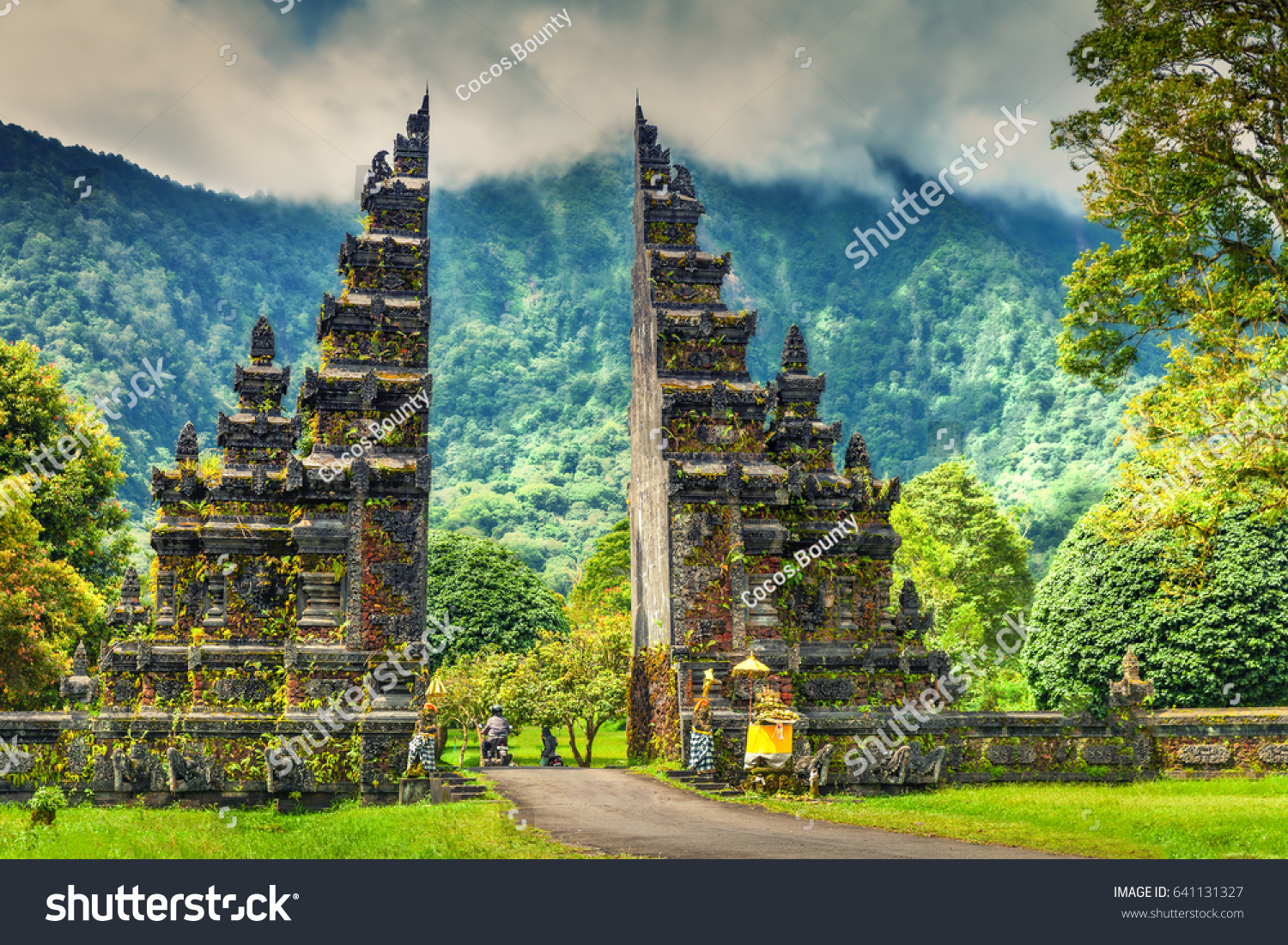 Gardian statue at entrance Bali temple / Bali Hindu temple / Bali  Indonesia