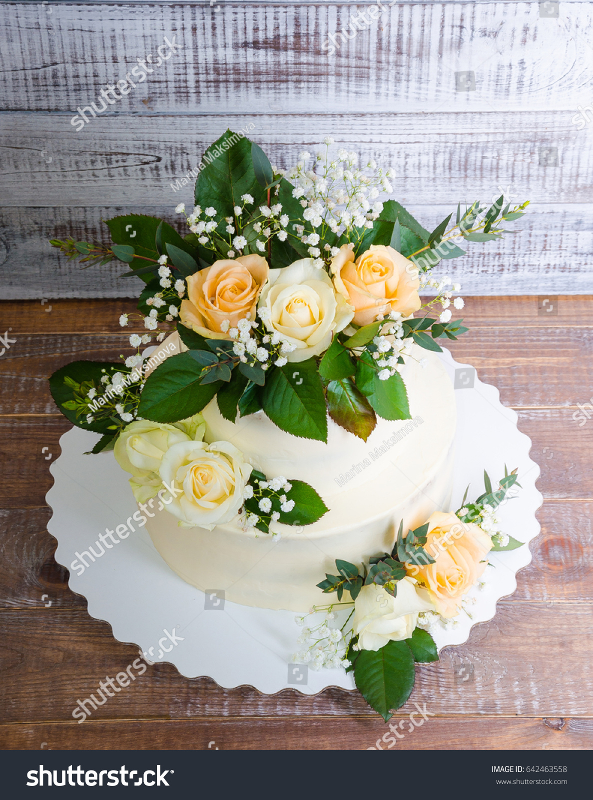twotiered wedding cake with roses eucalyptus_站酷海洛_正版图片_视频_字体_音乐素材交易平台