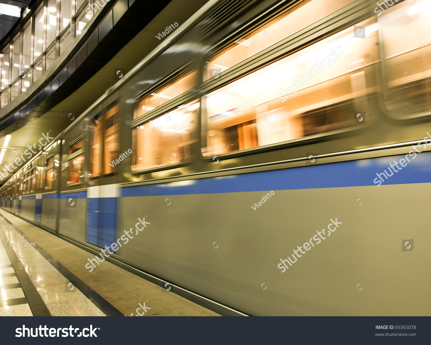 diminishing orange train leaving the platform_站酷海洛_正版图片_视频_字体_音乐素材交易平台 ...