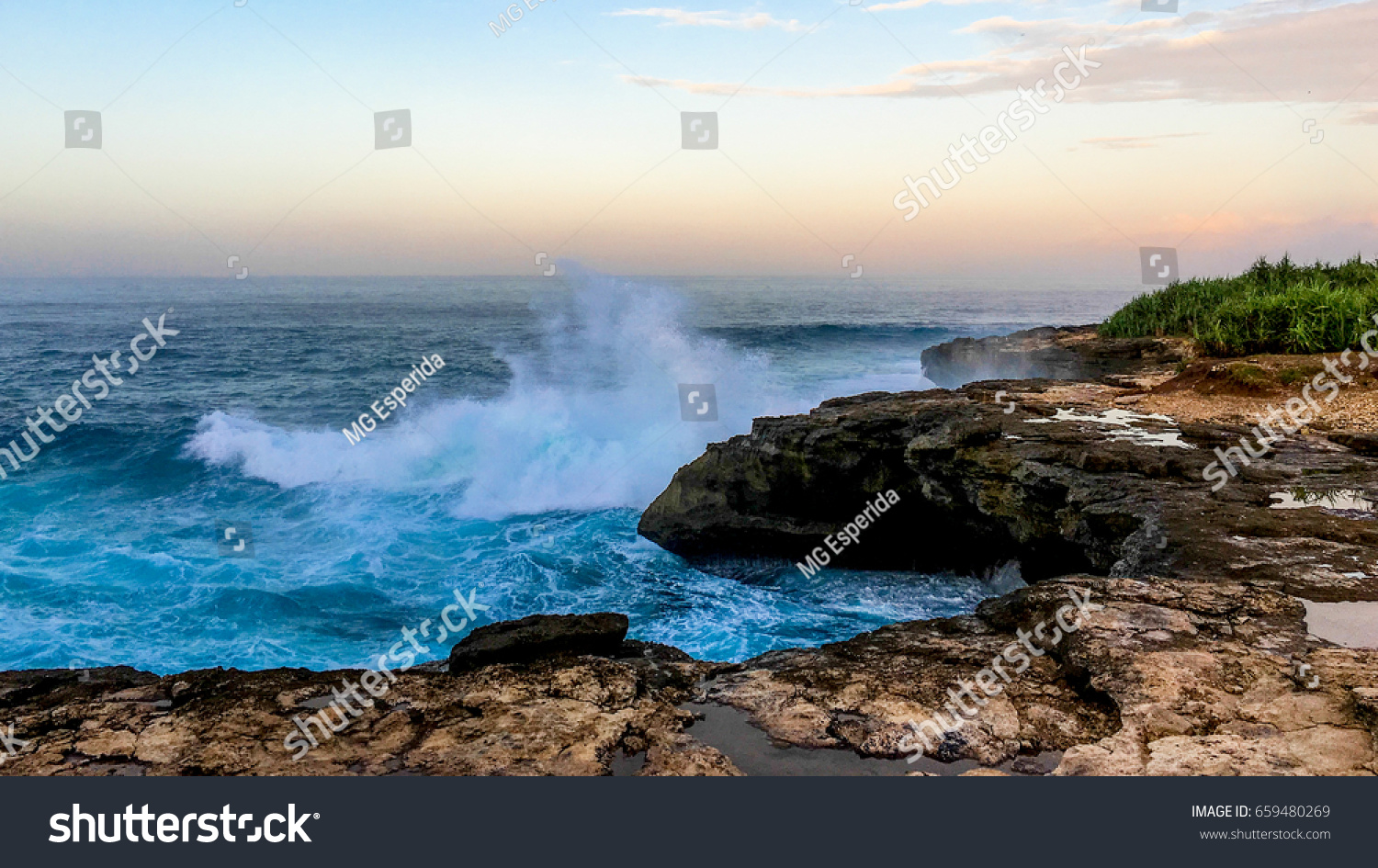 Sunrise in Devil's Tear Nusa Lembongan 