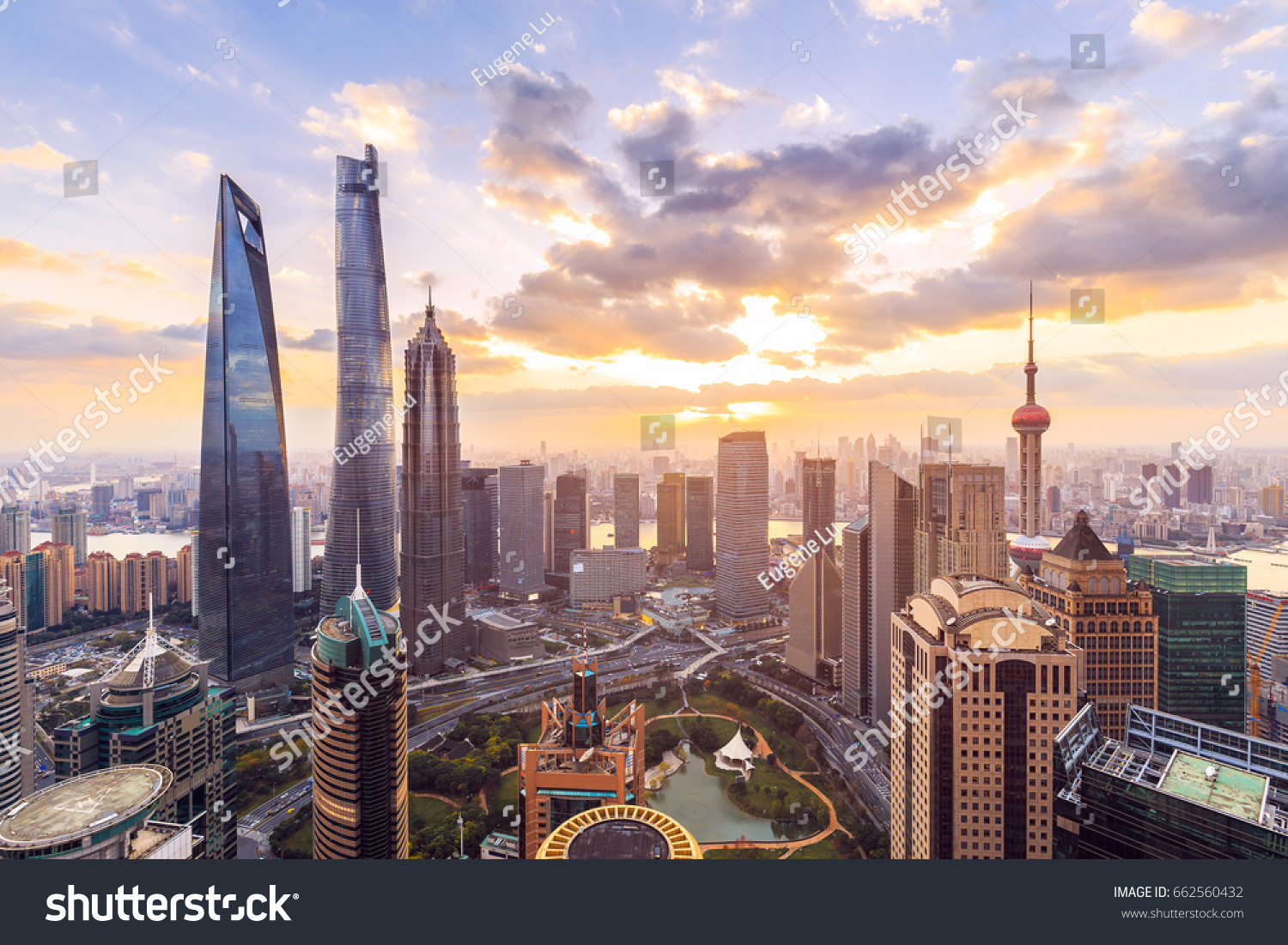 上海天际线和日落的城市景观