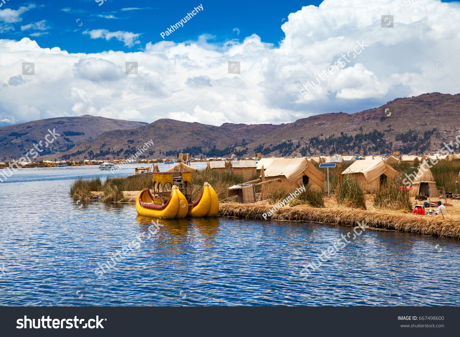 totora boat on the titicaca lake near puno peru_站酷海洛_正版