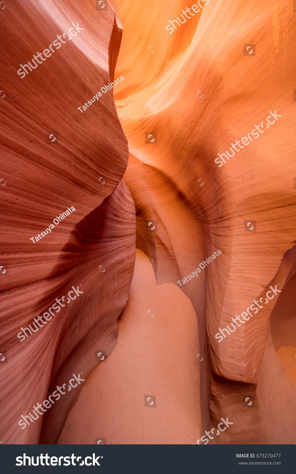 Antelope Canyon/The moment when beautiful light is inserted into Antelope Canyon.
