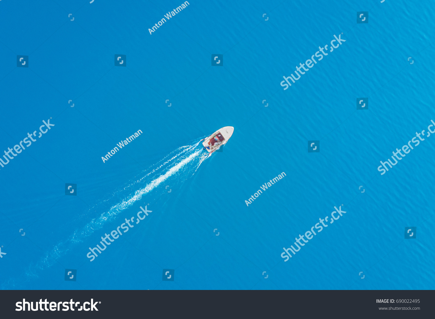 Top view of a white boat sailing in the blue sea_站酷海洛_正版图片_视频_字体_音乐素材交易 ...