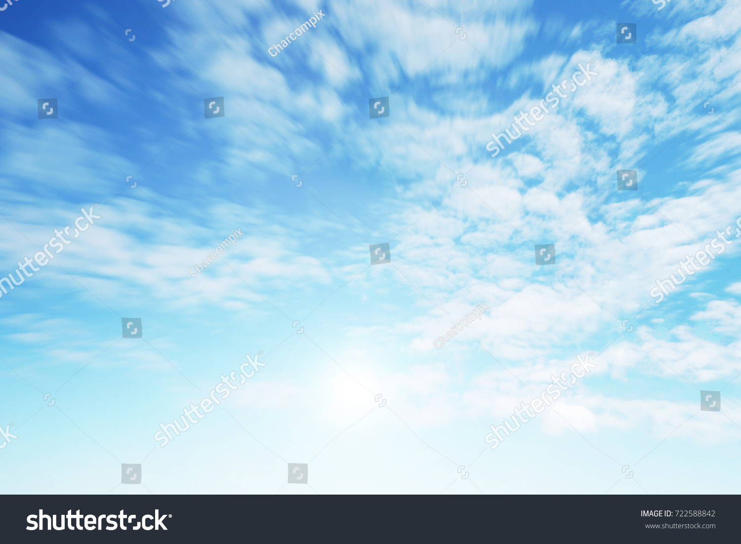 阳光在早晨的背景中云云。蓝色 白色的柔和天堂 柔软的聚焦镜头耀斑阳光。抽象模糊的和平性质的青色梯度。打开视图窗户美丽的夏季春天