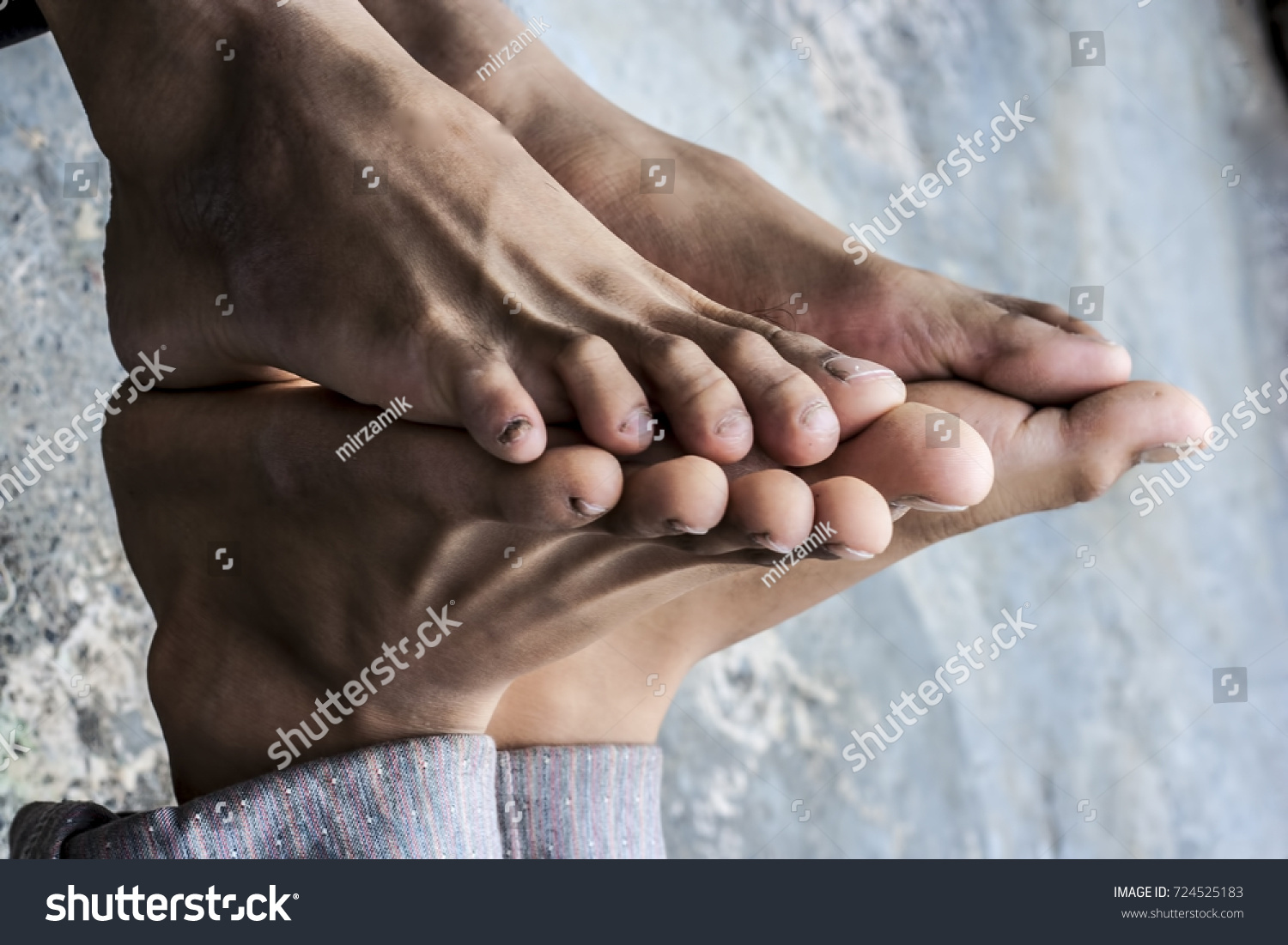 Human feet locked vertically. _站酷海洛_正版图片_视频_字体_音乐素材交易平台_站酷旗下品牌