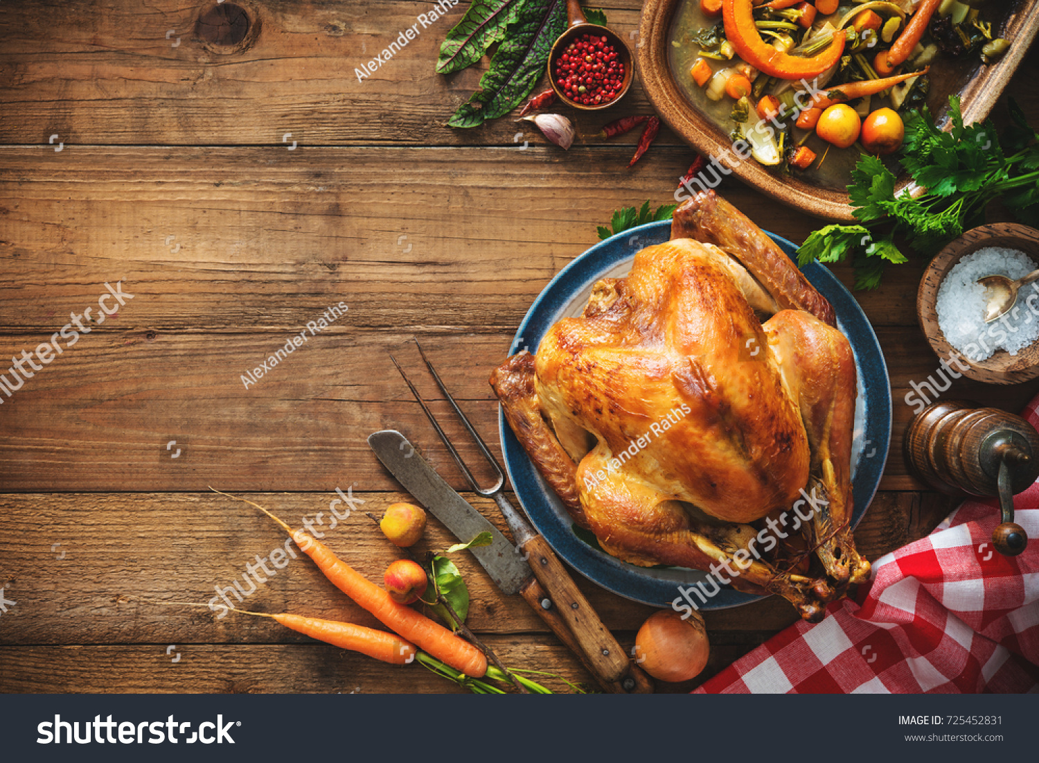 圣诞节或感恩节火鸡在质朴的木桌上