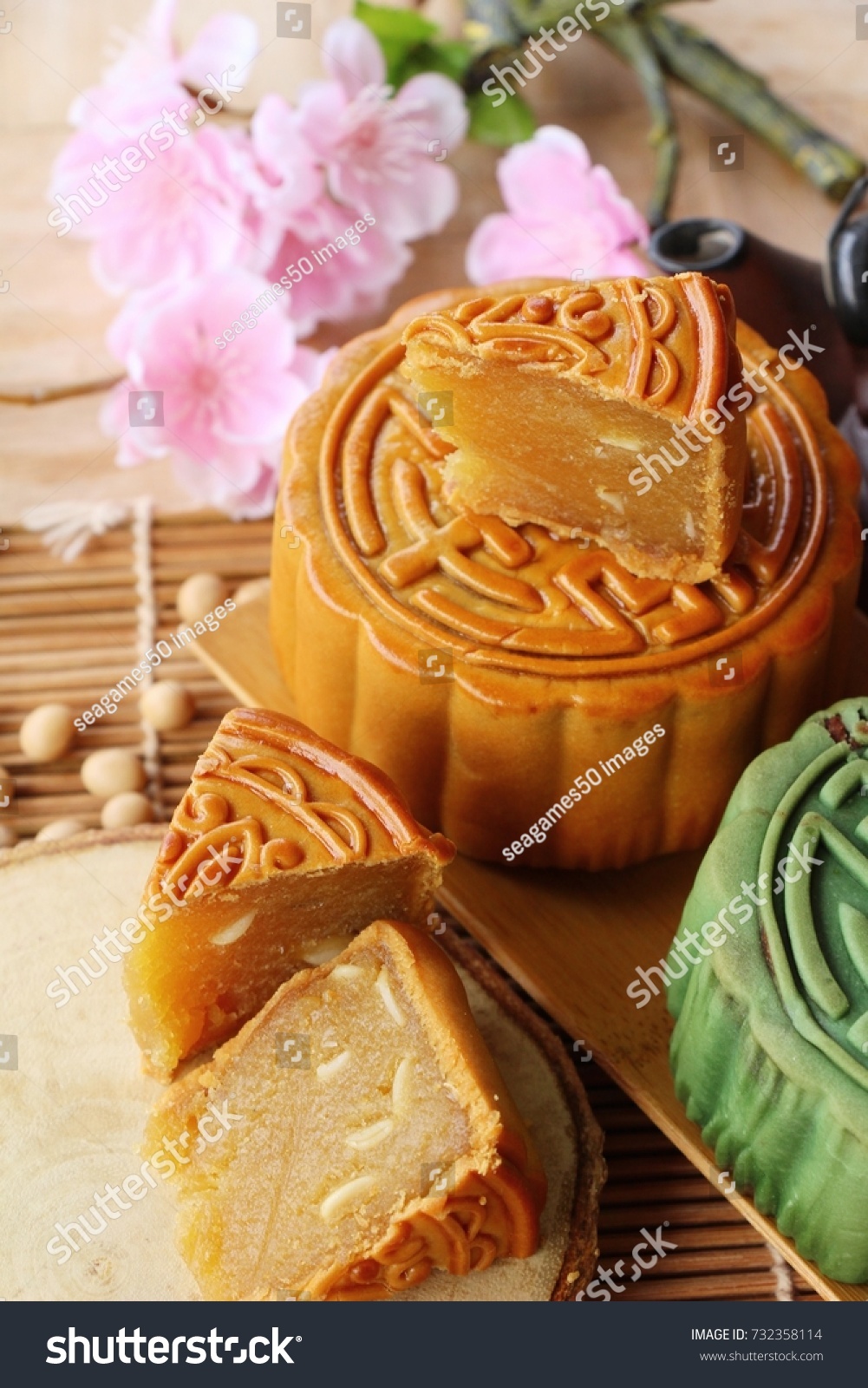 Festival moon cake - Chinese cake and tea