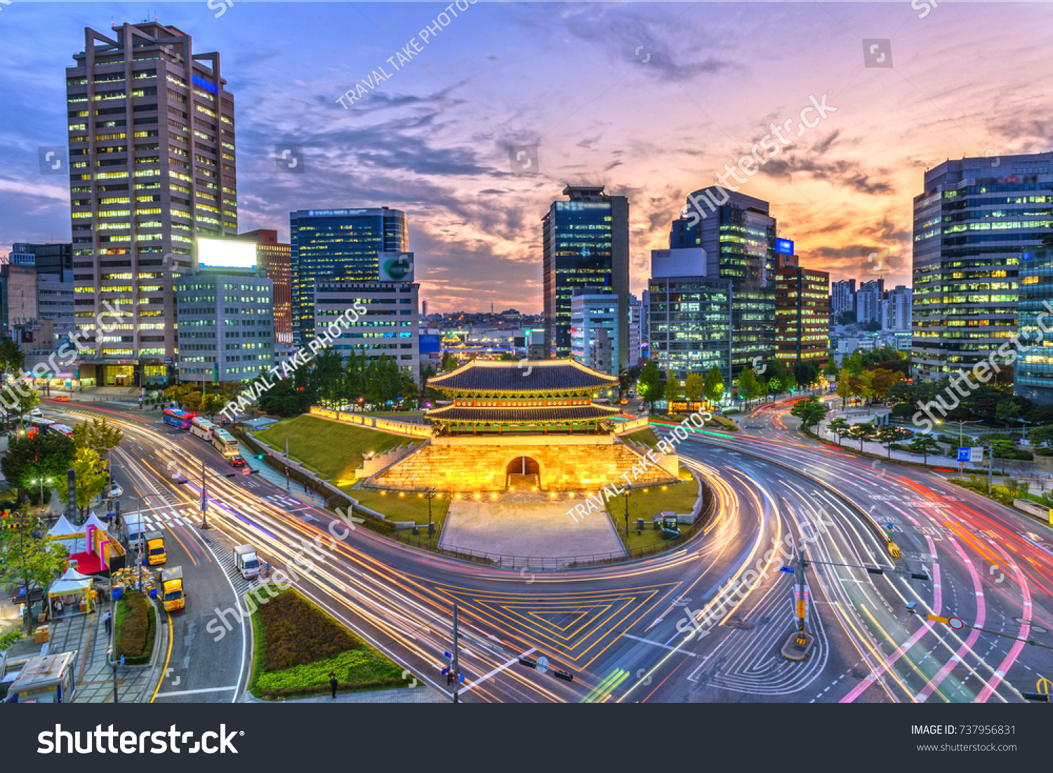 Sungnyemun gate (Namdaemun Market) at night in Seoul  South korea.