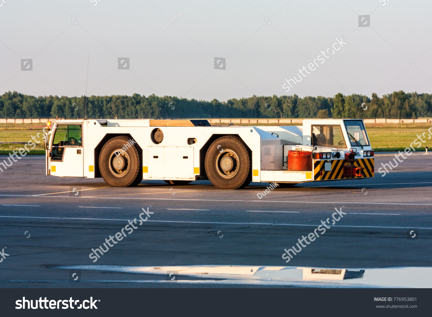 Aircraft towing tractor
