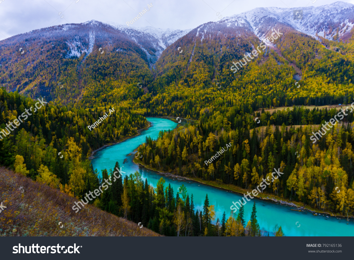 Crescent Moon Bend or Yue Liang Wan in Autumn  Kanas Nature Reserve  Xinjiang  China