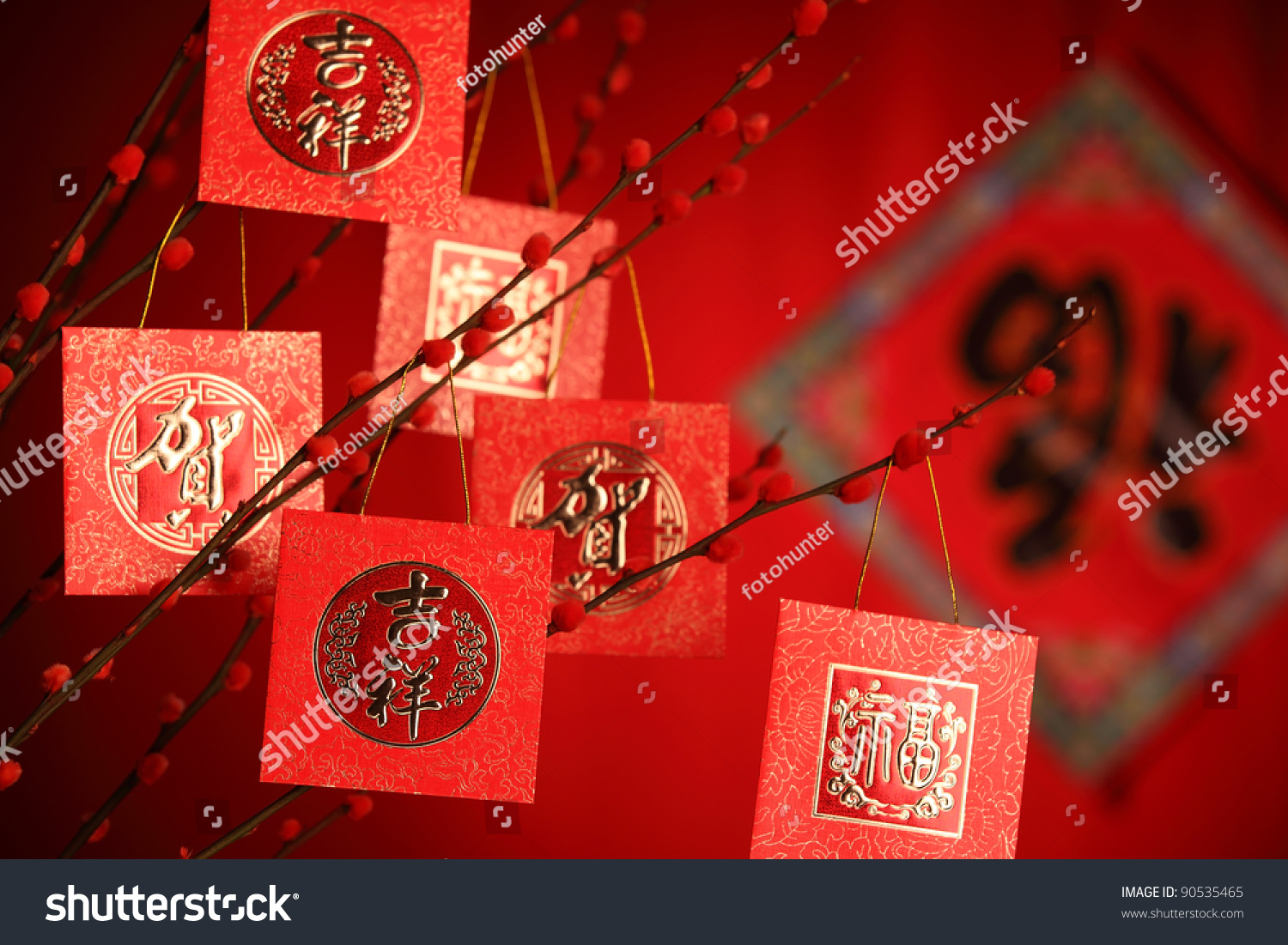 农历新年装饰 - 李子分支上的红包 包装上的角色象征着好运。