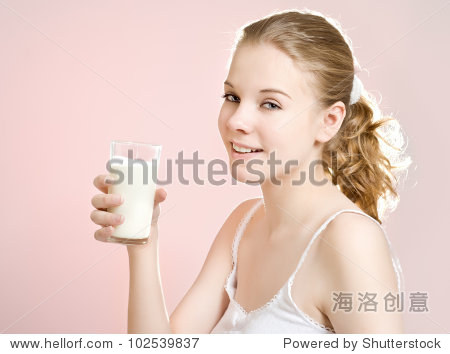 young woman with a glass of milk - 站酷海洛正版图片, 视频, 音乐