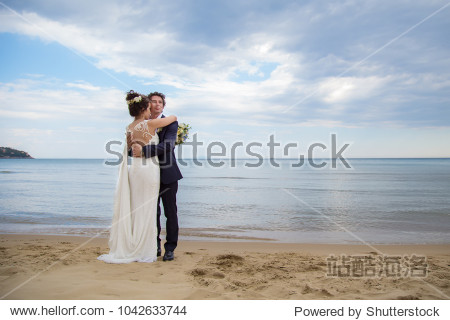 Beautiful Couple Just Married On The Beach 站酷海洛 正版图片 视频 字体 音乐素材交易平台 站酷旗下品牌