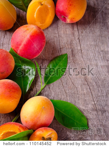 freshly harvested apricots on wooden background - 站酷海洛正版