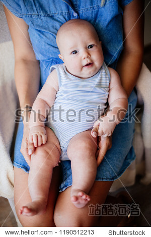 小 父母 快乐 妈妈 婴儿 母性 好看 母亲 儿子 幼儿 白色 天使 女 育儿 快乐 微笑 有吸引力 性格开朗 女孩 成人 可爱 护理 儿童 小 爱 女人 妈妈 年轻的 孩子 男孩 可爱 两个 持有 幸福 欢乐 一起 可爱 漂亮 童年 新生儿 阳性 肖像 人 首页 生活方式 健康 宝贝 家庭 好玩 笑